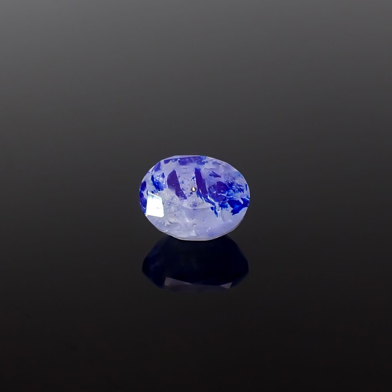 ラズライトインソーダライト フルオレッセンス アフガニスタン産 0.72ct / 6.4x5.2mm前後 [260431998]