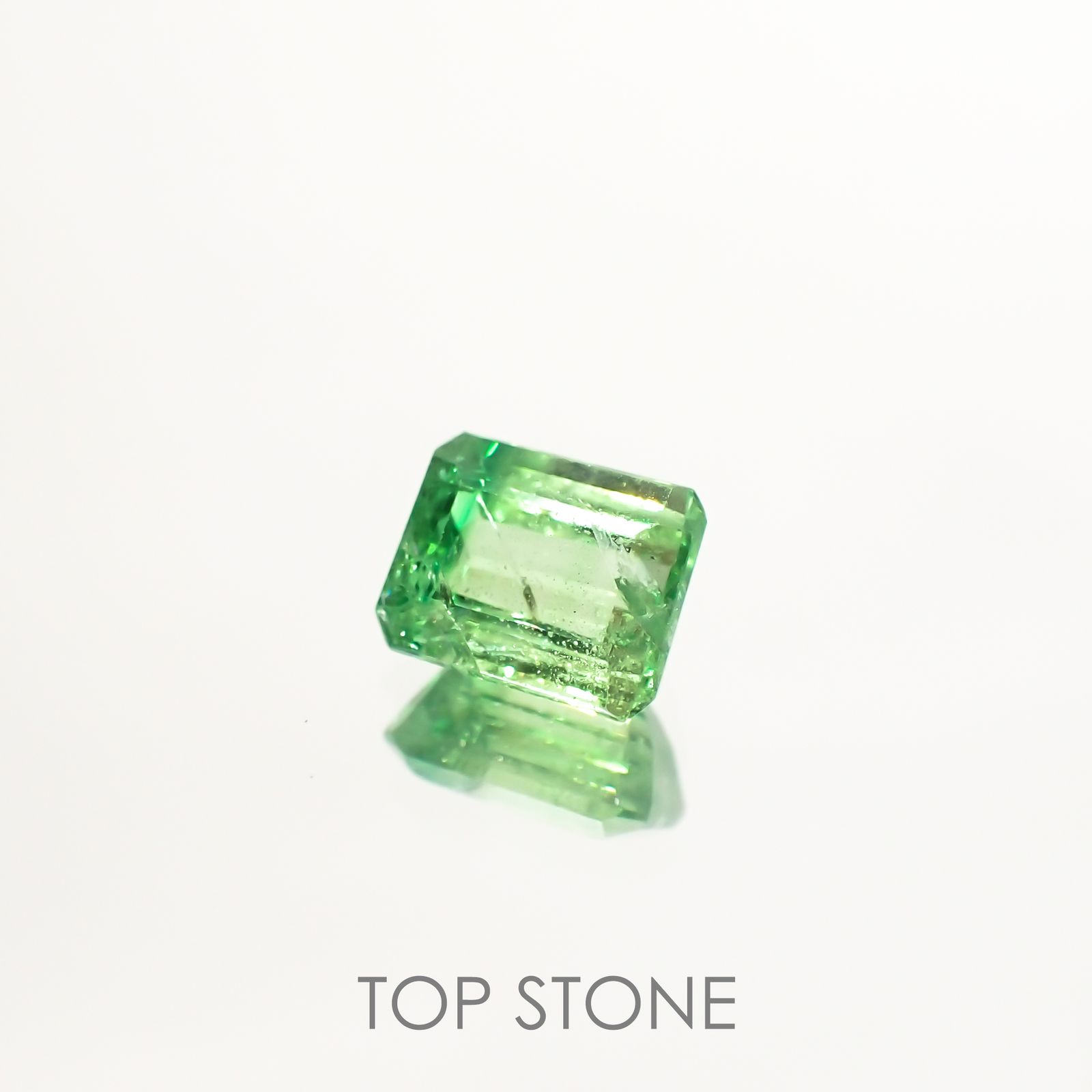 バイカラーツァボライト(宝石名グリーン グロッシュラー・ガーネット) タンザニア産 1.64ct 識別済[210711916]7.1×5.4mm前後