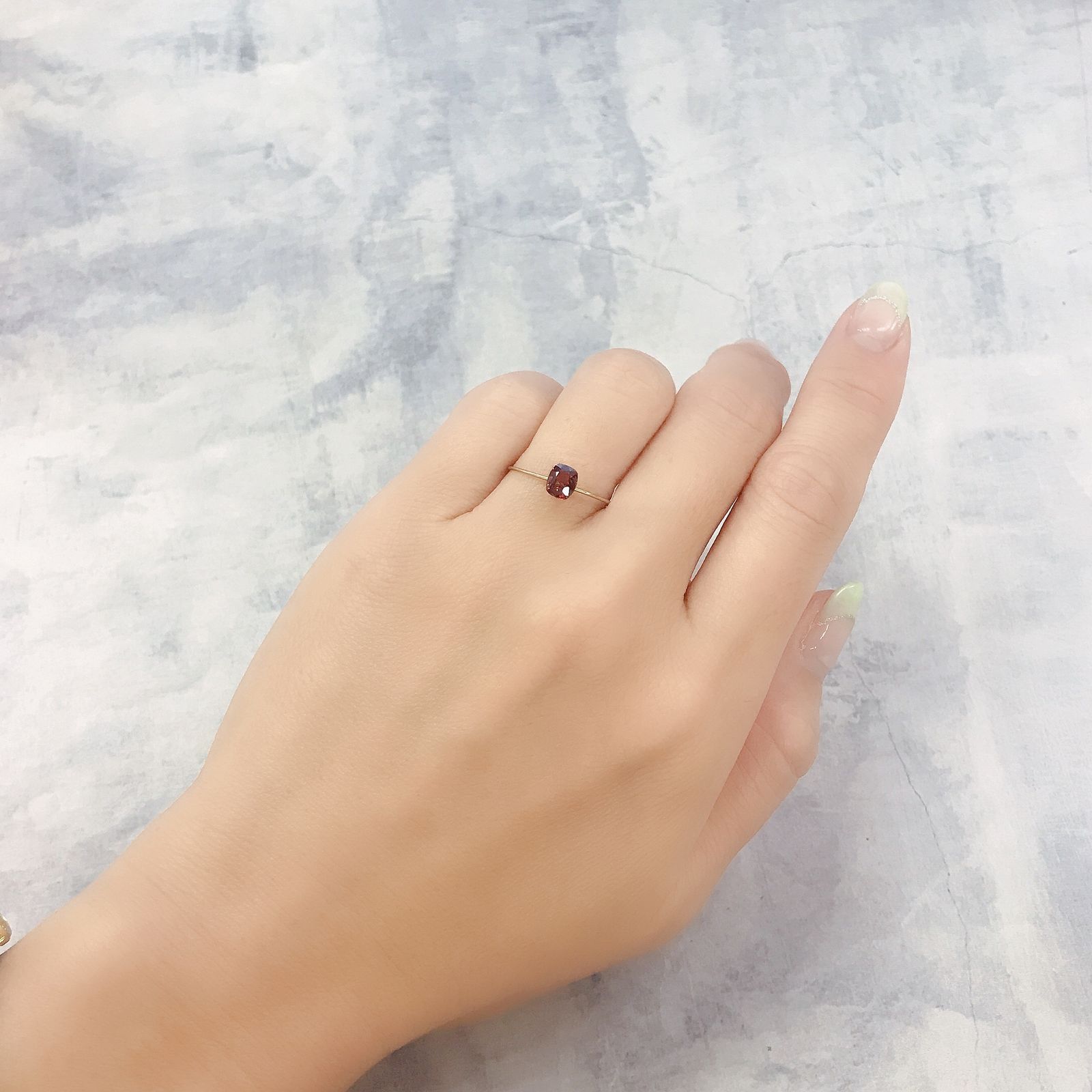 レッドスピネル(宝石名スピネル)ビルマ/マダガスカル産 0.62ct 識別済[220817538]5.3x4.5mm前後