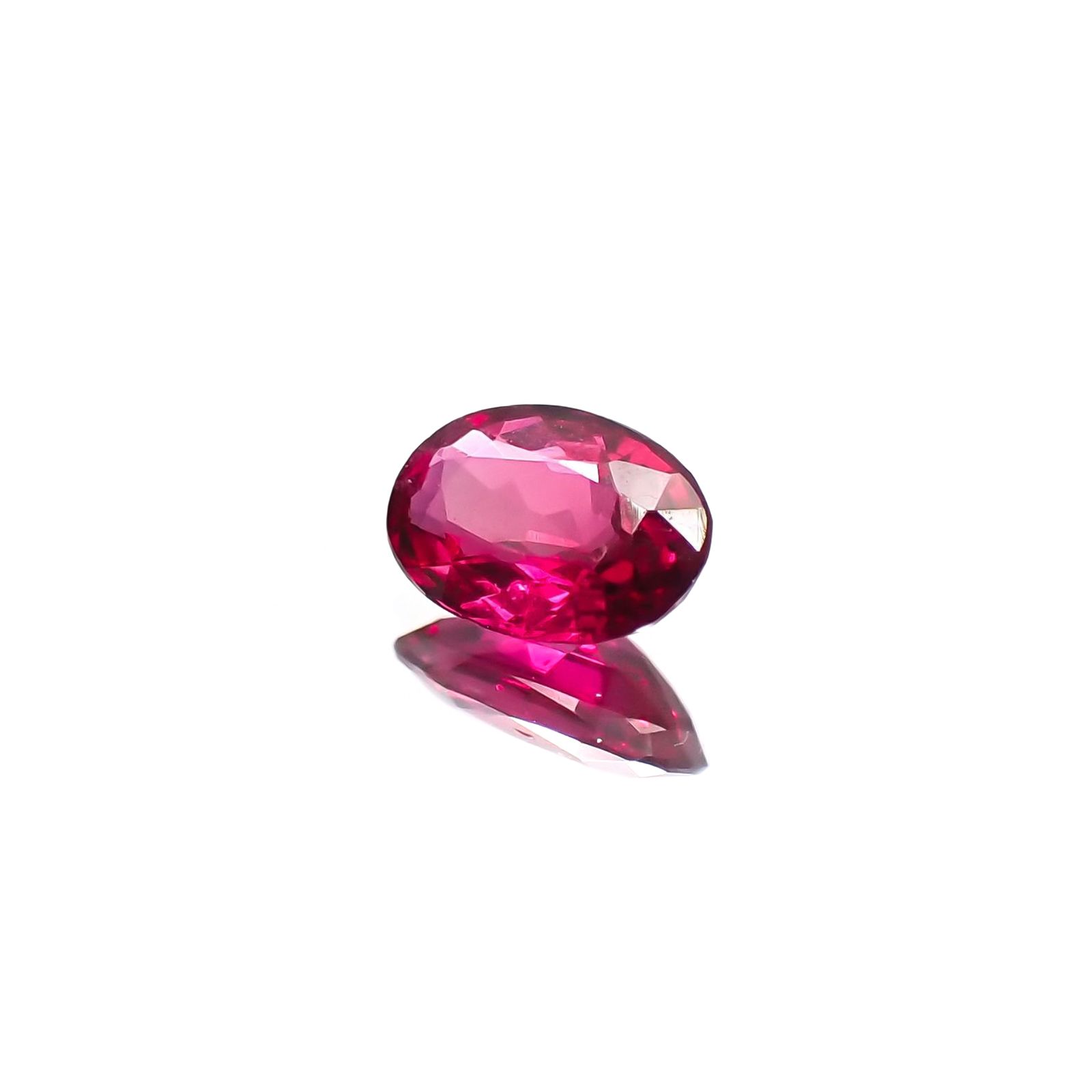 ルビー 非加熱(宝石名ルビー) マダガスカル産 識別済 0.33ct / 5.3x3.6mm前後 [210711716]