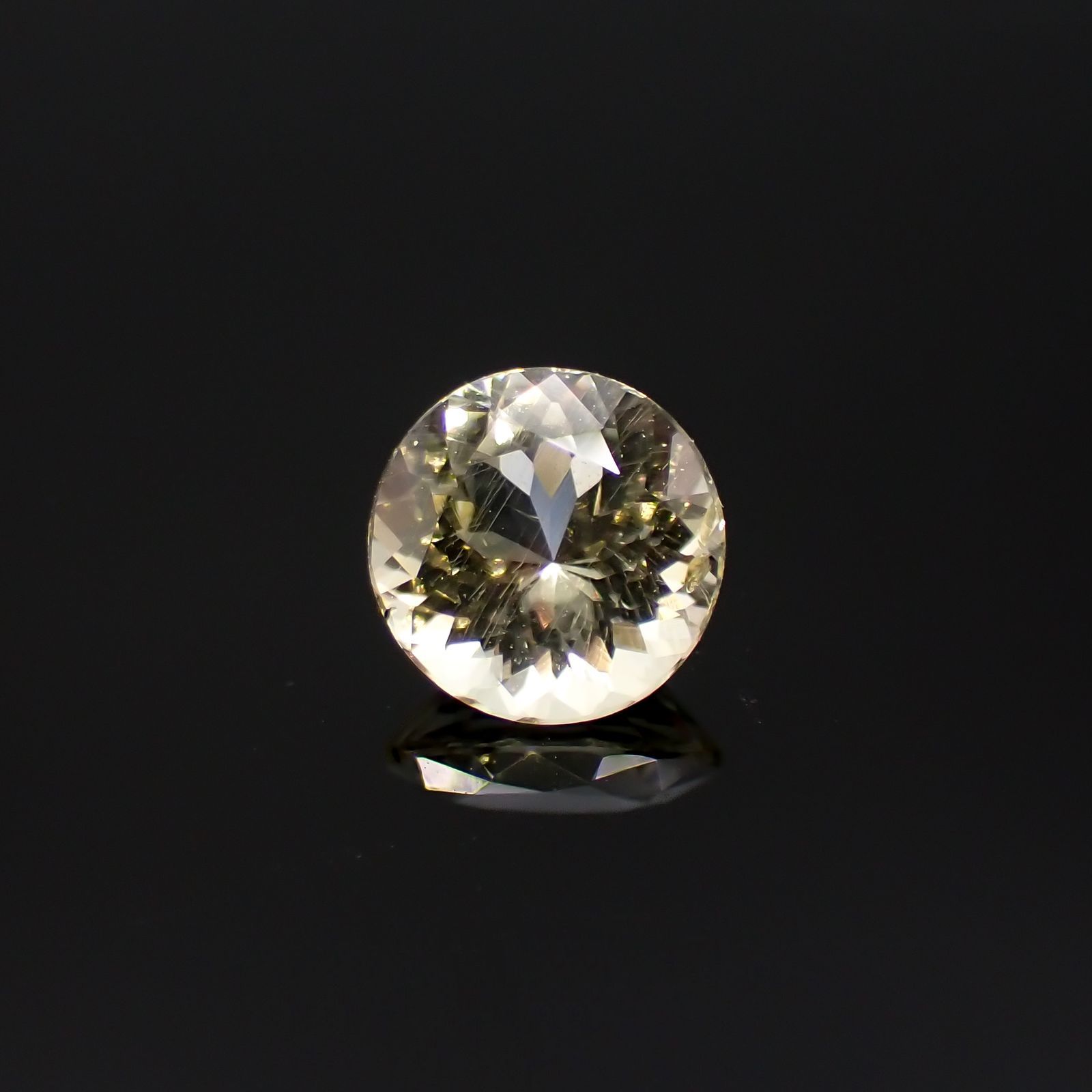 イエローダンビュライト(宝石名イエロー・ダンブライト)タンザニア産 0.94ct 識別済[220918011]6.4x6.4mm前後