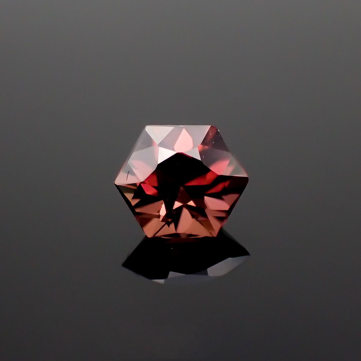 ◇ヘキサゴンカット◇レッドジルコン(宝石名ジルコン)スリランカ/カンボジア産 0.83ct 識別済[221018491]5x5mm前後