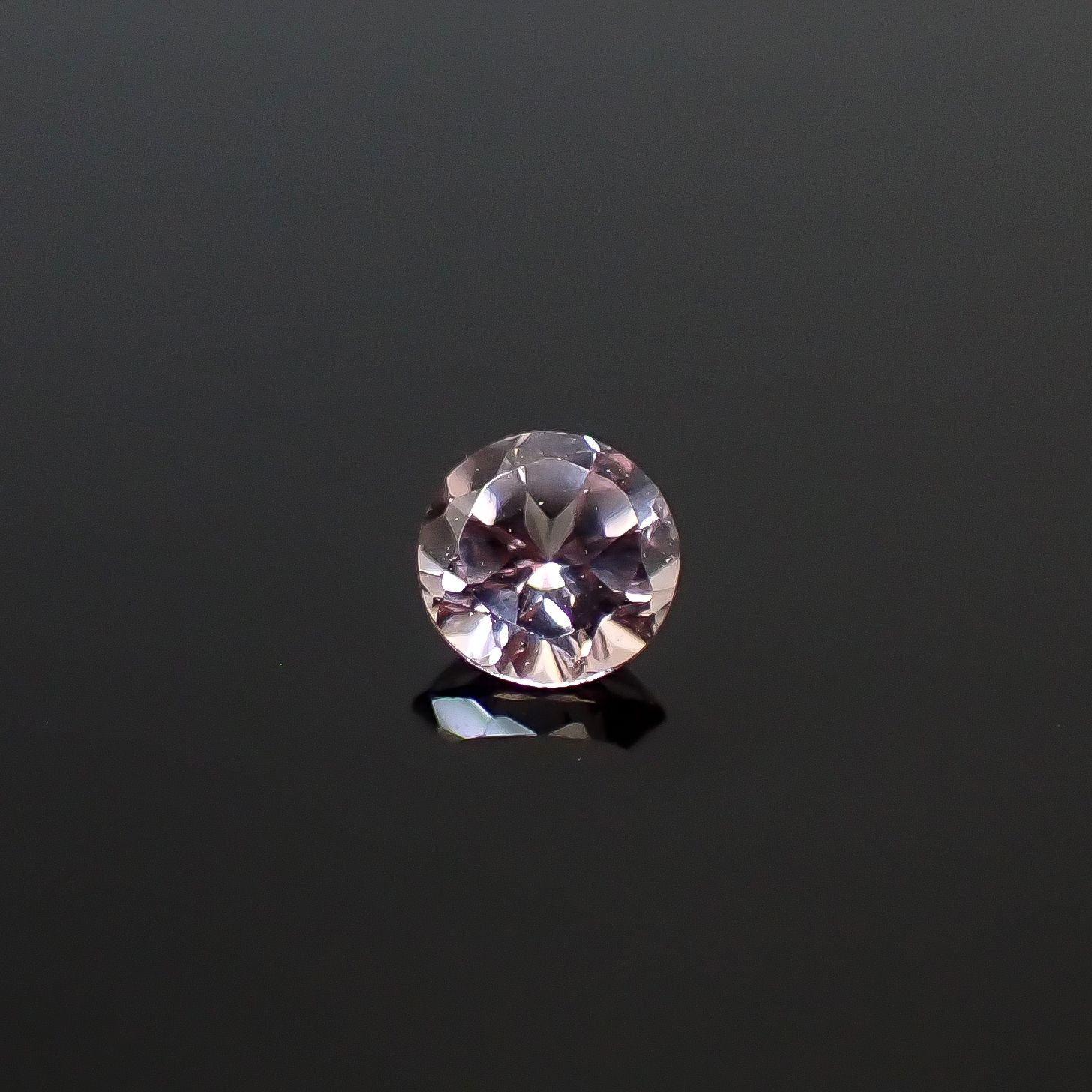 ドラゴンガーネット タンザニア産 0.19ct [250330043]3.5x3.4mm前後