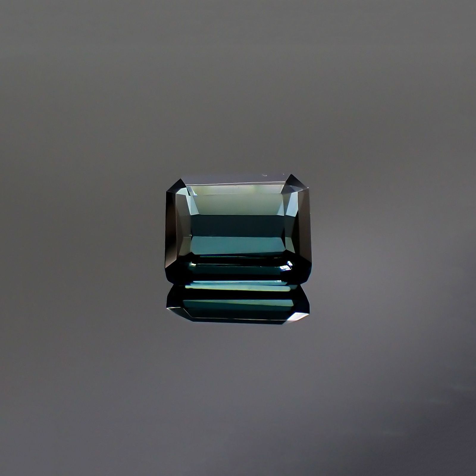 ブルートルマリン(宝石名ブルー・トルマリン) ナイジェリア/ブラジル産 ソ付(彩珠) 1.283ct / 7x5.7mm前後 [211013591]