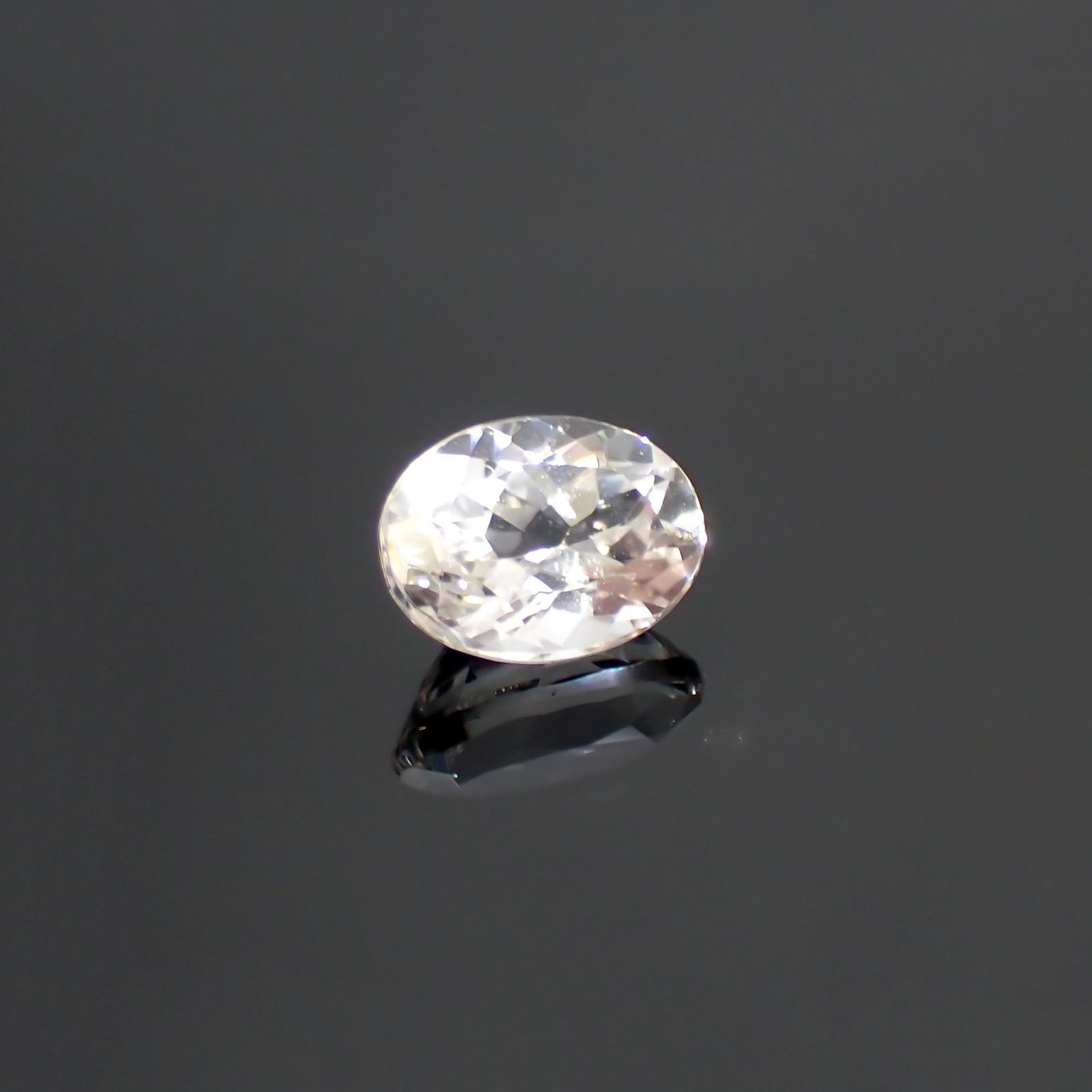 カラーレススポジュミン(宝石名ホワイト・スポジュミン) ブラジル産 1.52ct 識別済[210912627]7.9×5.9mm前後