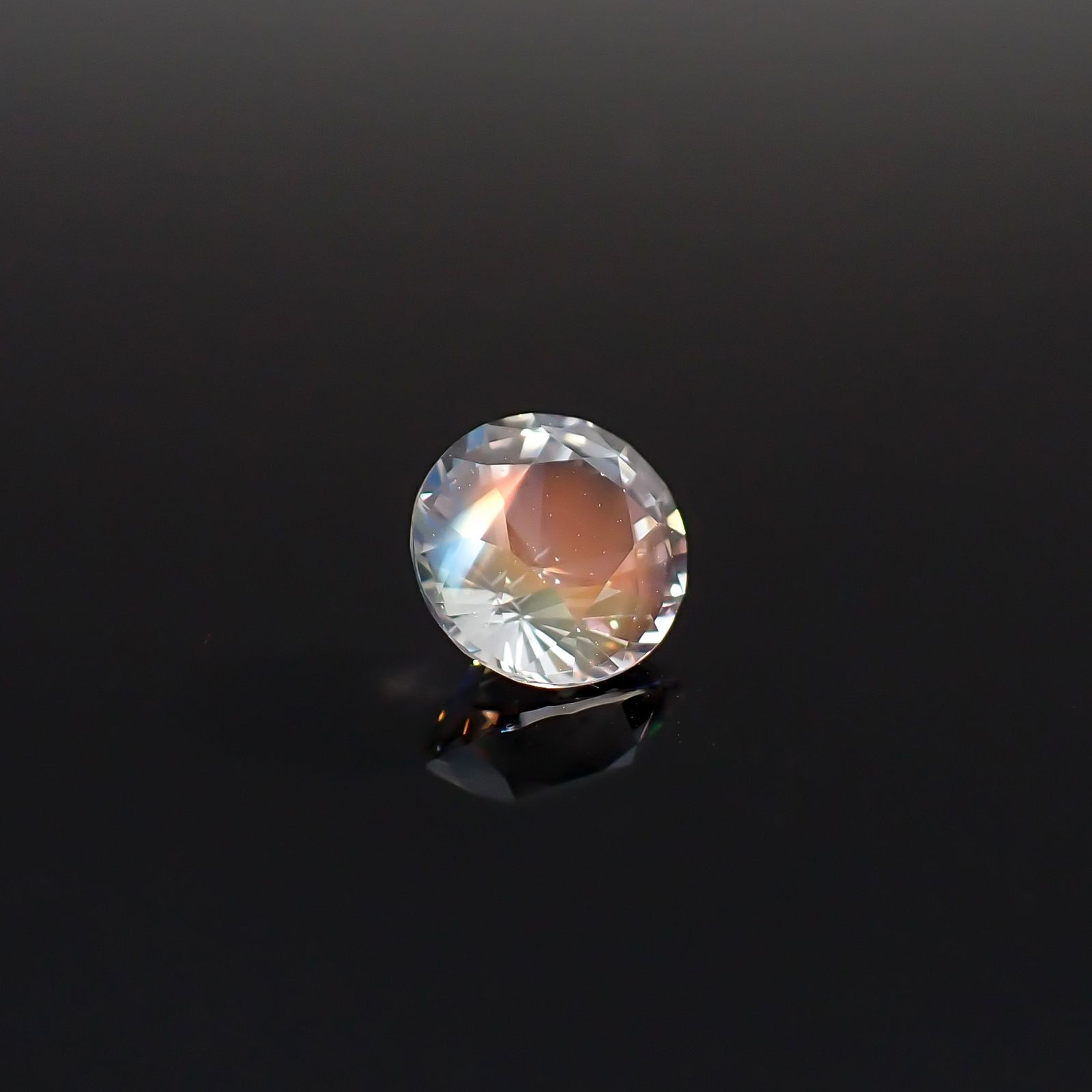 レインボームーンストーン マダガスカル産 1.22ct / 7.1x7.1mm前後 [260632382]