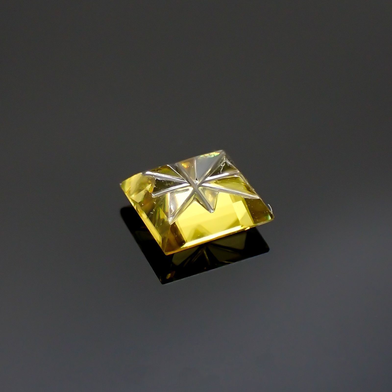 ◇甲州貴石切子Plus Three◇スフェーン カード付き(宝石名スフェーン)マダガスカル産 識別済 0.85ct / 5.9x5.3mm前後 [251114611]