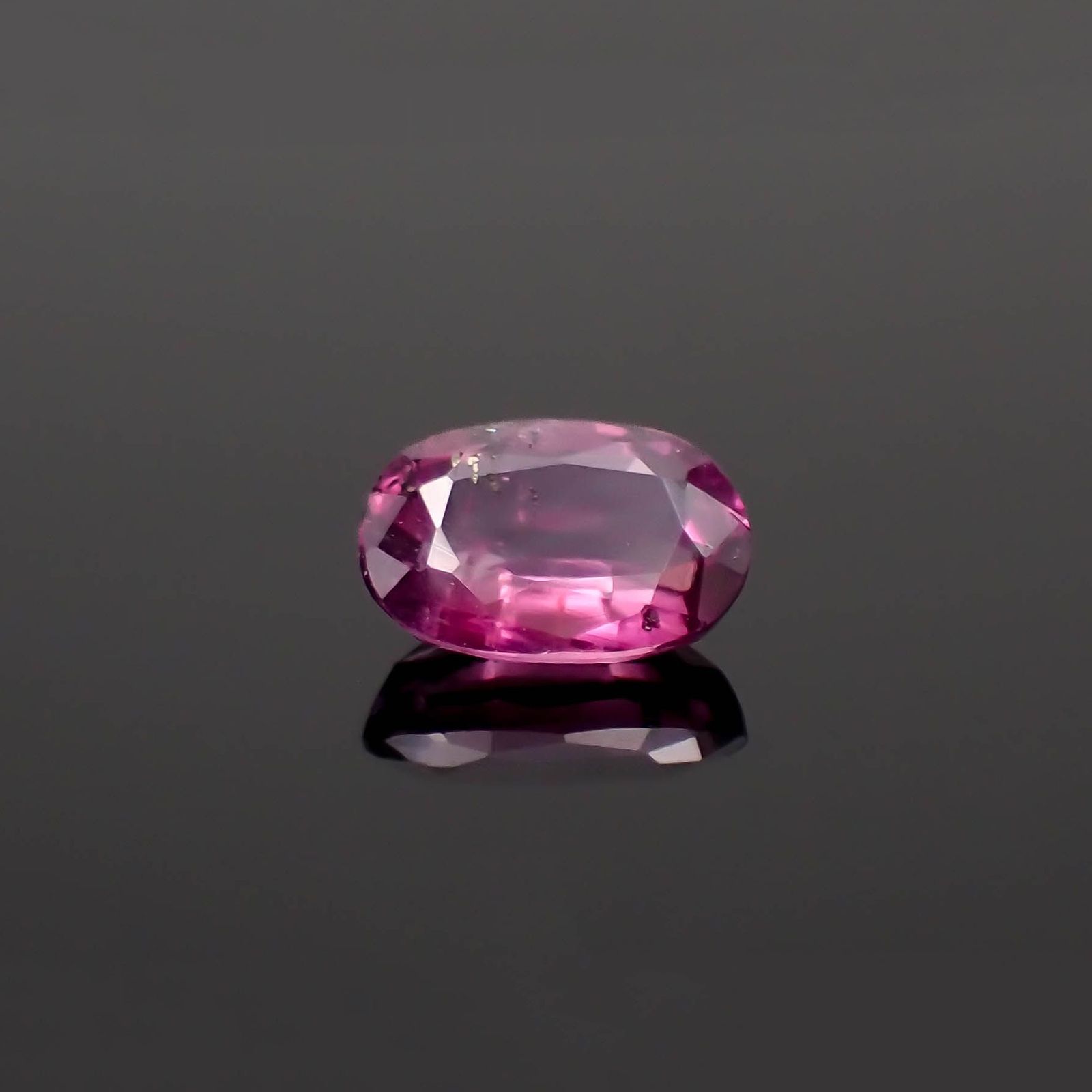 パープルサファイア パキスタン・カシミール産 0.56ct / 5.7x3.9mm前後 [251019864]