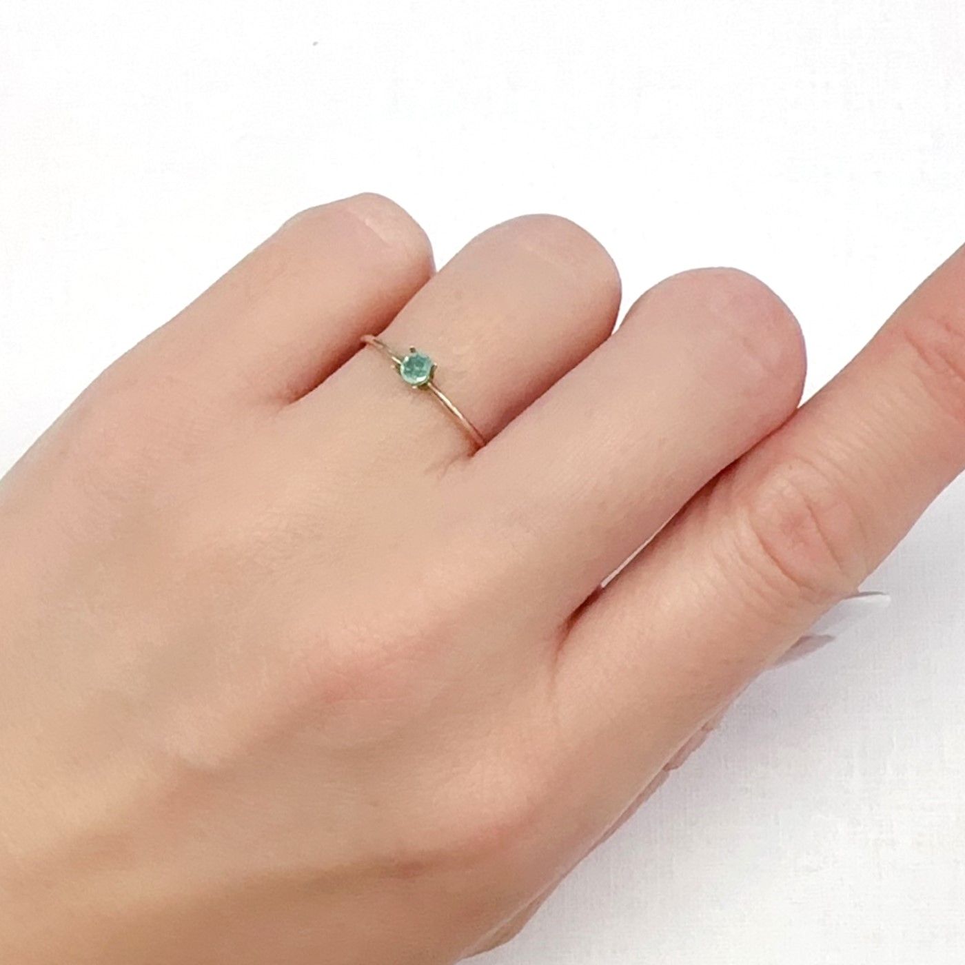 パライバトルマリン(宝石名トルマリン/別名パライバ・トルマリン)ブラジル・パライバ州バターリャ鉱山産 0.078ct 識別済[240125584]3.2x2.7mm前後