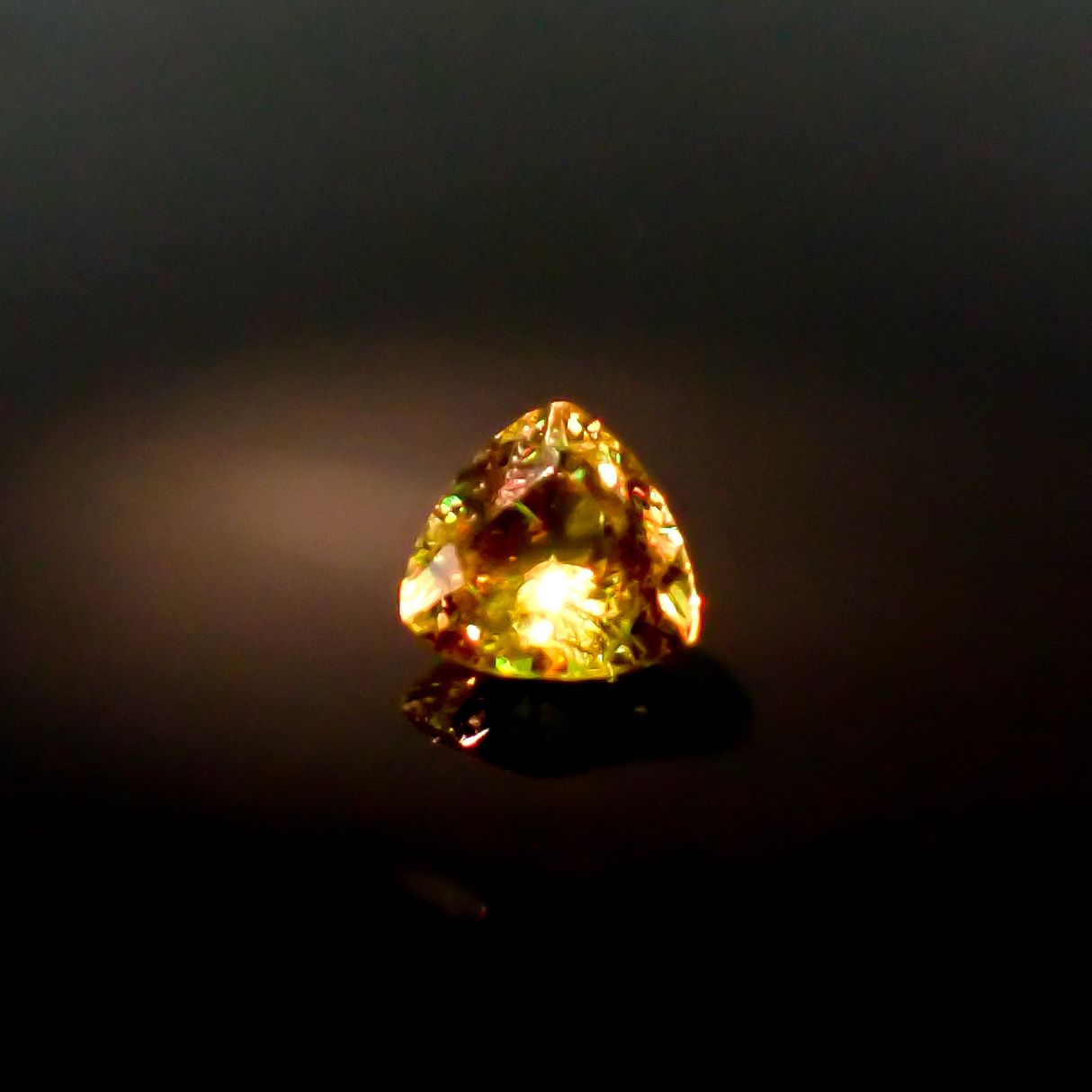カラーチェンジスフェーン パキスタン産 0.34ct / 4.5x4.7mm前後 [260632443]