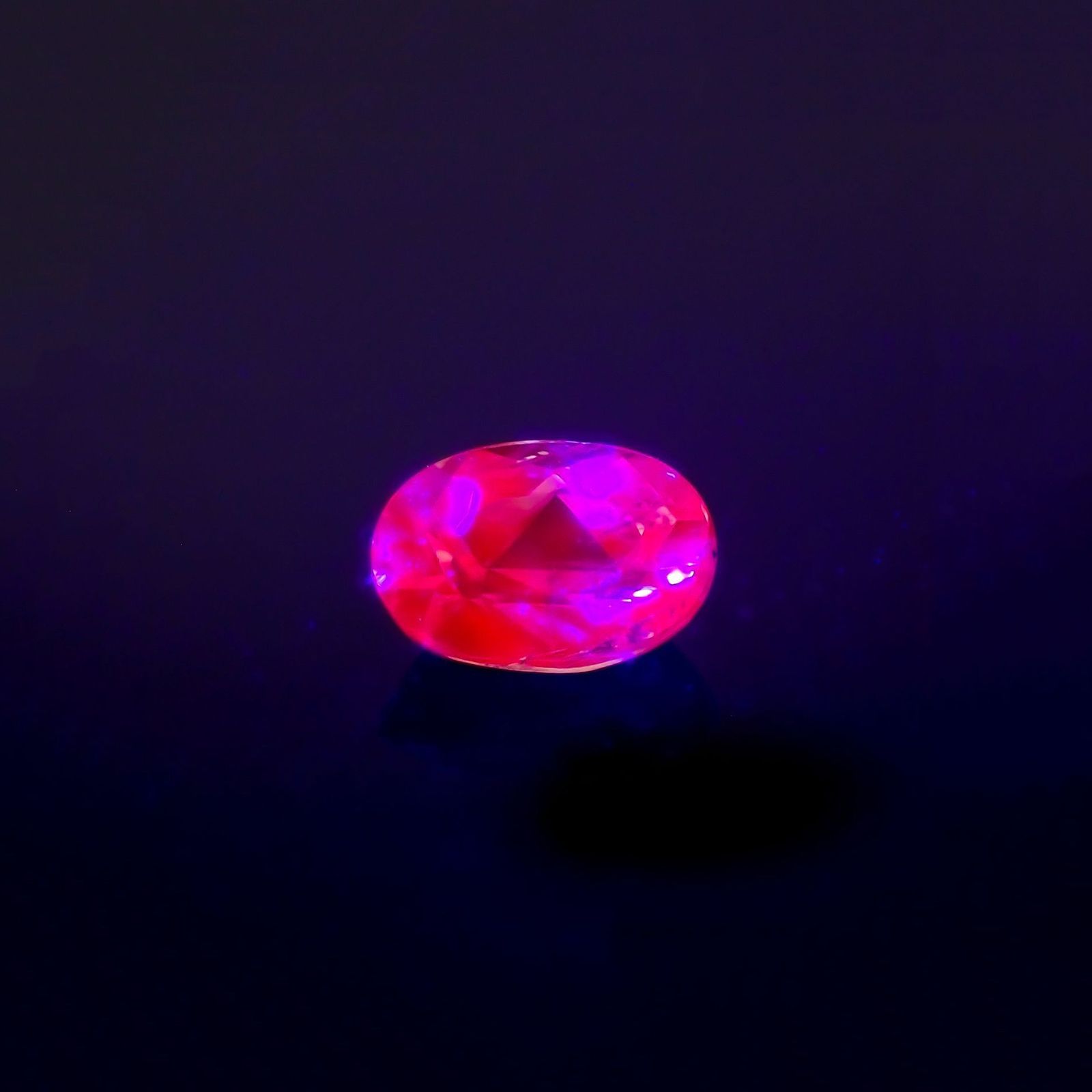 アレキサンドライト(宝石名アレキサンドライト)ブラジル・ミナスジェライス州ヘマチタ鉱山産 識別済 0.14ct / 3.5x2.4mm前後 [231023948]