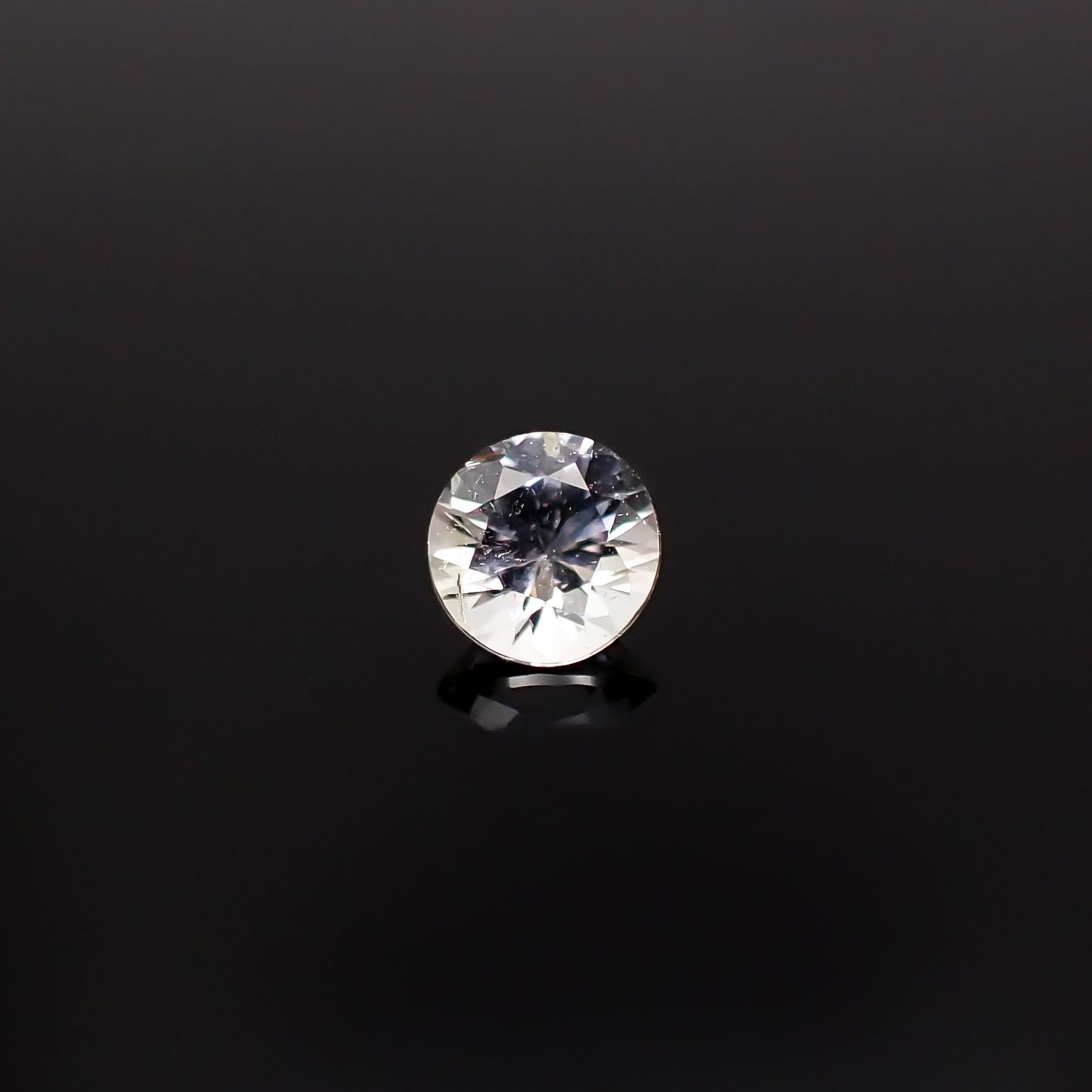 アクロアイト ナイジェリア産 0.25ct / 4x4mm前後 [251231355]
