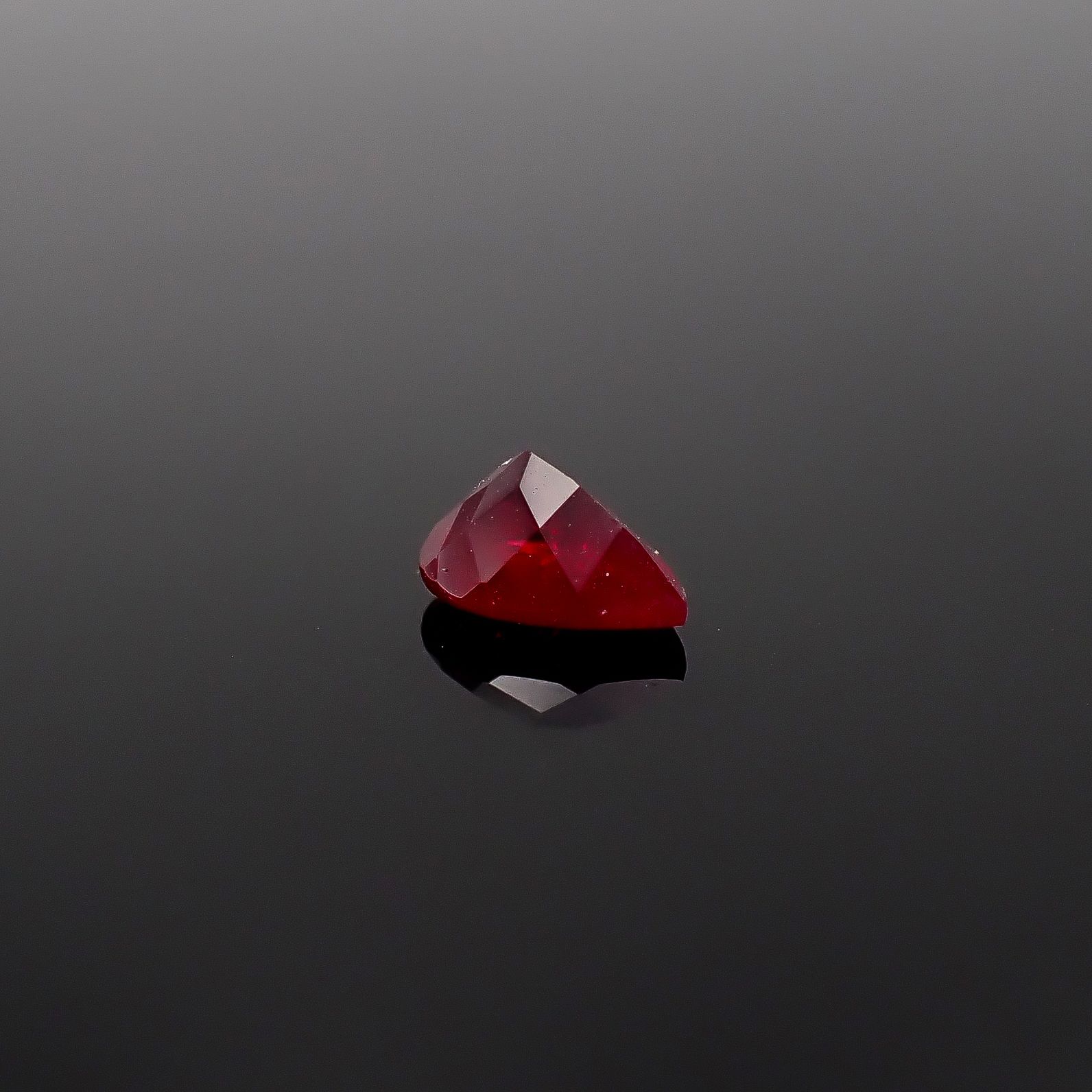 レッドベリル アメリカ・ユタ州産 0.68ct / 7.2x5.5mm前後 [260231785]