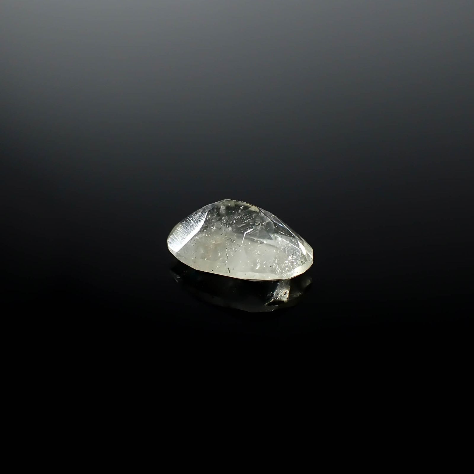 リビアングラス 発見地：エジプト・リビア砂漠 1.64ct / 10.5x7.2mm前後 [251131309]