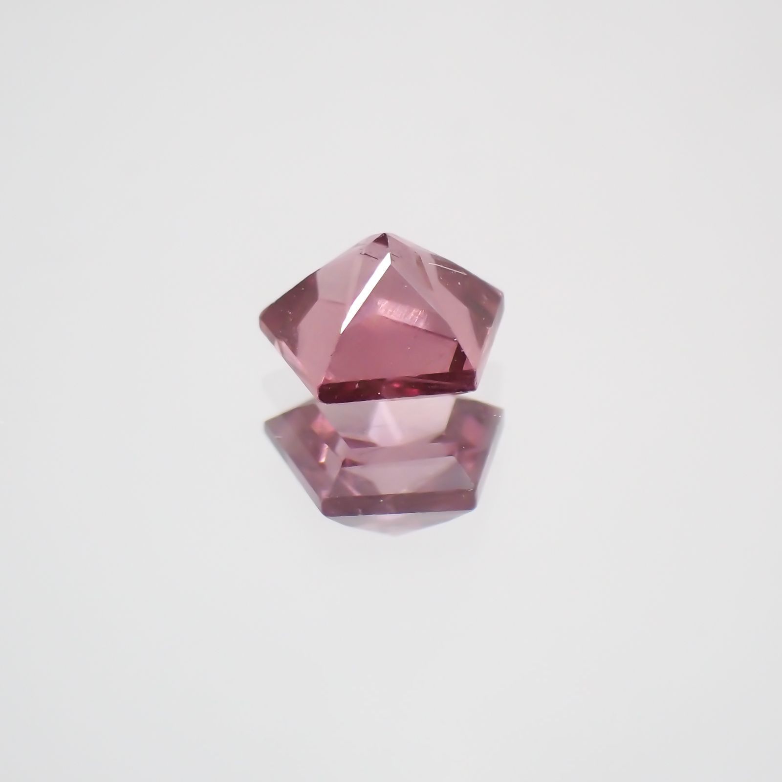 ◇ペンタゴンカット◇マラヤガーネットSA(宝石名ガーネット) タンザニア産 0.32ct 識別済[210210089]4.1×4.3mm前後