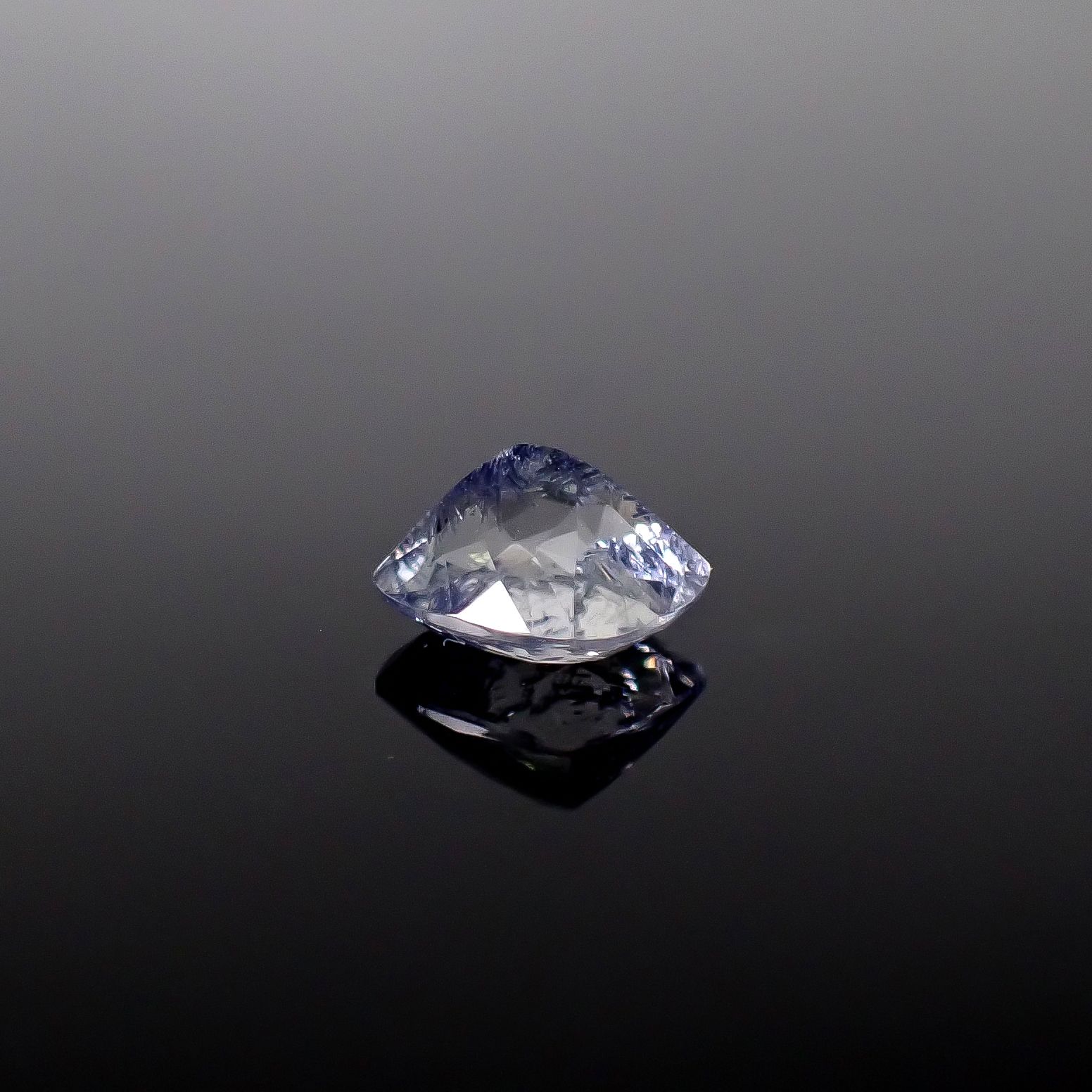 デュモルチェライトインクォーツ ブラジル産 1.57ct / 7.7x6.9mm前後 [260331840]