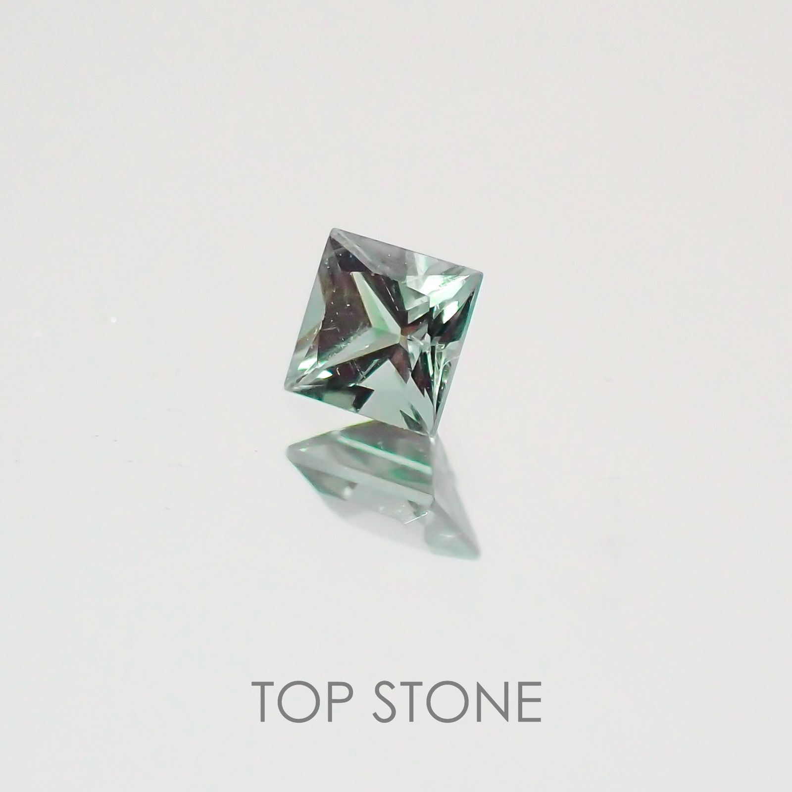 ◇プリンセスカット◇カラーチェンジガーネット(アレキタイプ) マダガスカル・ベキリー産 ルース 0.11ct[21059881]2.6×2.6mm前後