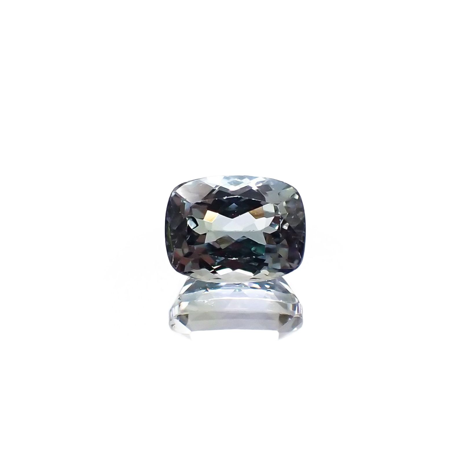 パーティカラータンザナイト(宝石名タンザナイト) タンザニア産 ソ付(彩珠) 2.316ct / 8.3x6.3mm前後 [210711639]