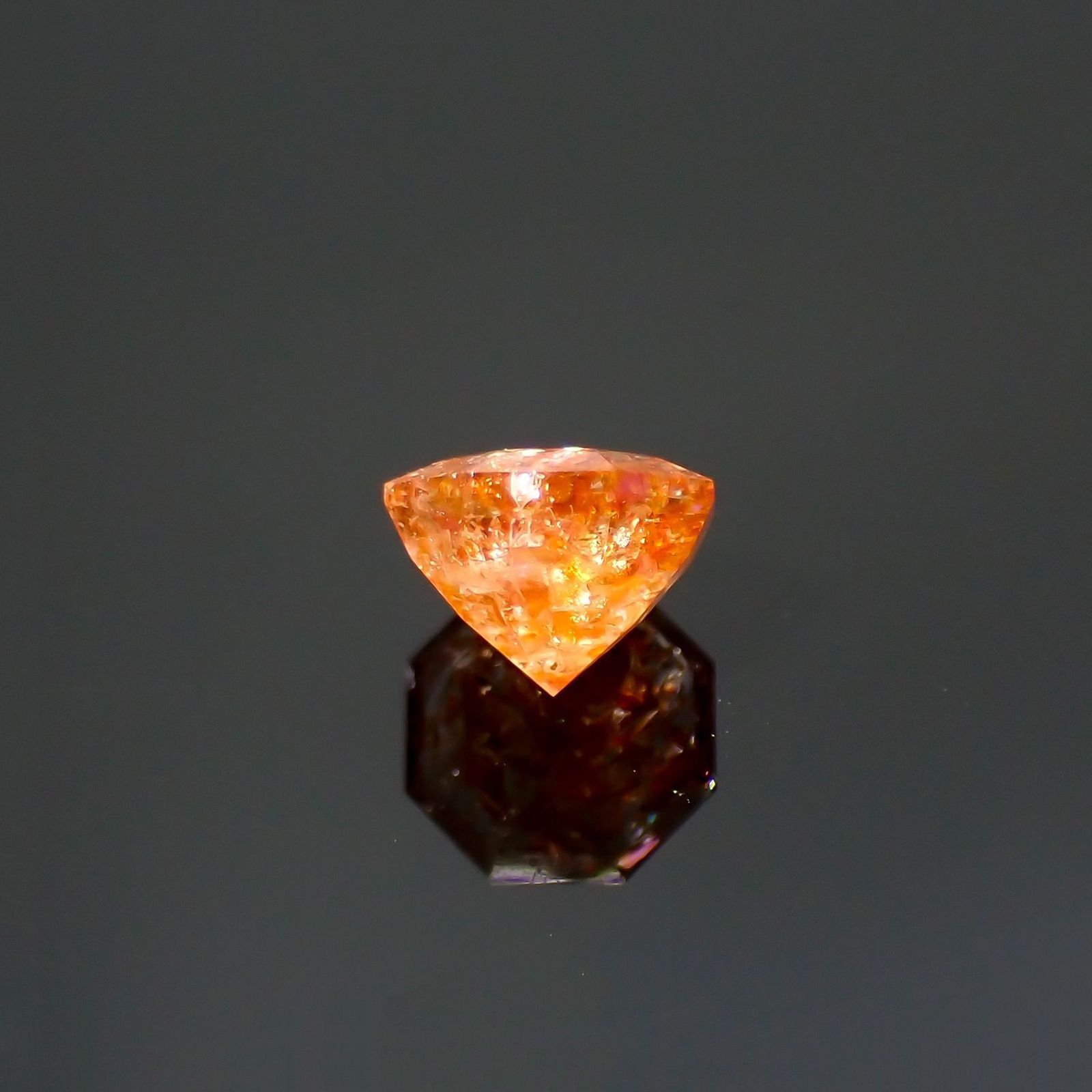 ◇オクタゴンカット◇イリュージョンサンストーン インド産 0.77ct / 5.7x5.6mm前後 [260215488]