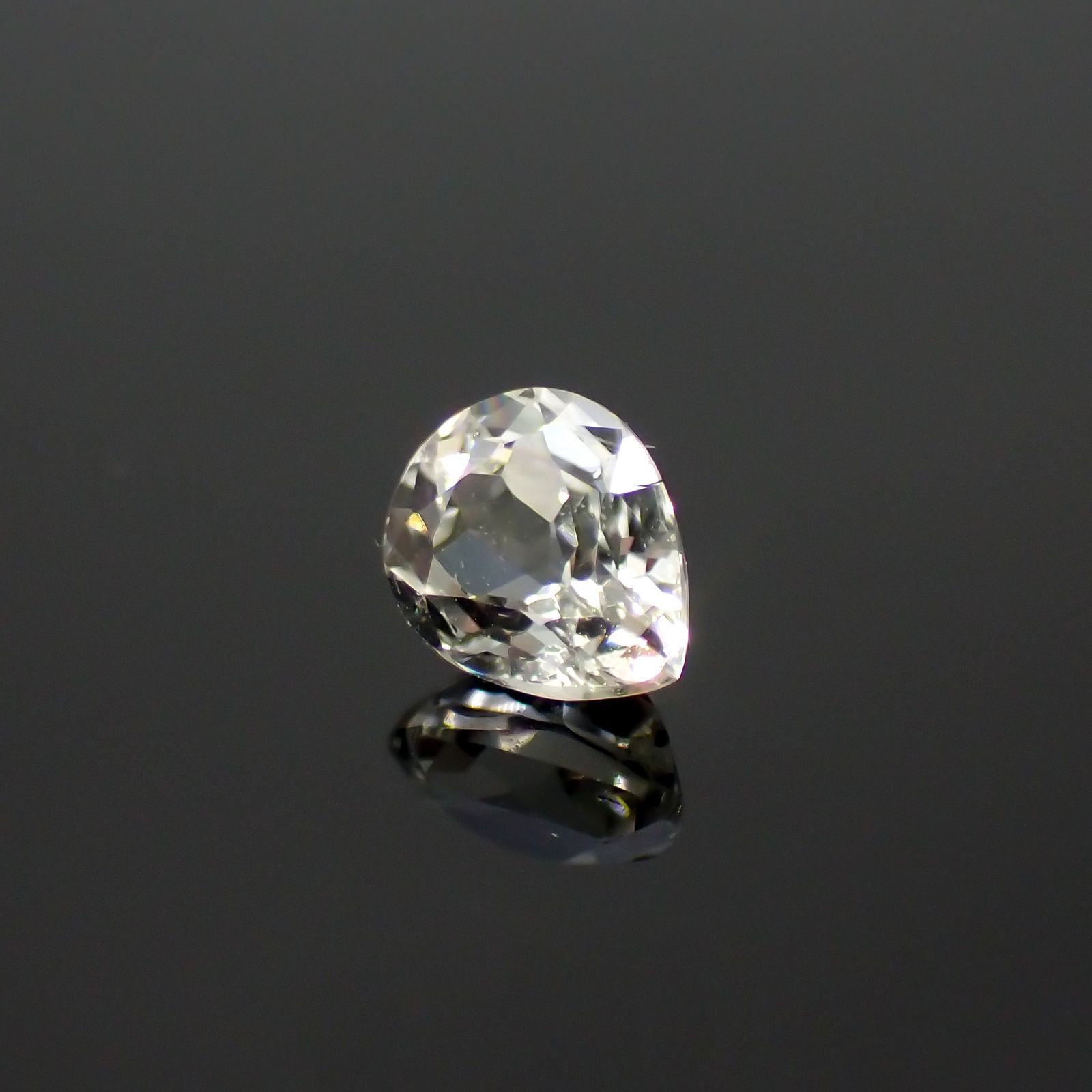 リューコガーネット(宝石名ホワイト グロッシュラー・ガーネット)ビルマ産 0.39ct 識別済[220616320]4.8x3.8mm前後
