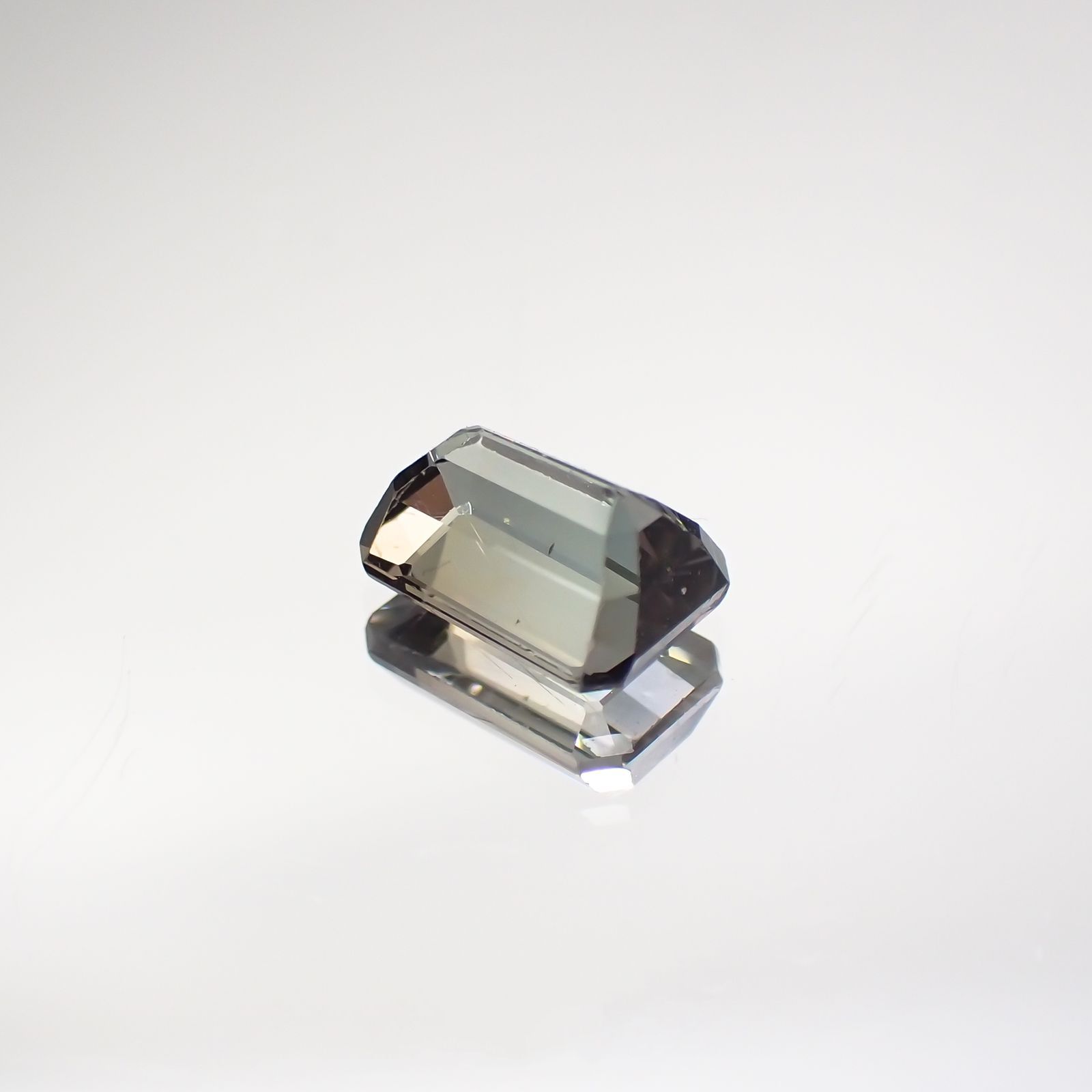 バイカラータンザナイト(宝石名ゾイサイト) タンザニア産 0.707ct ソ付(彩珠)[210711843]5.8×4.1mm前後