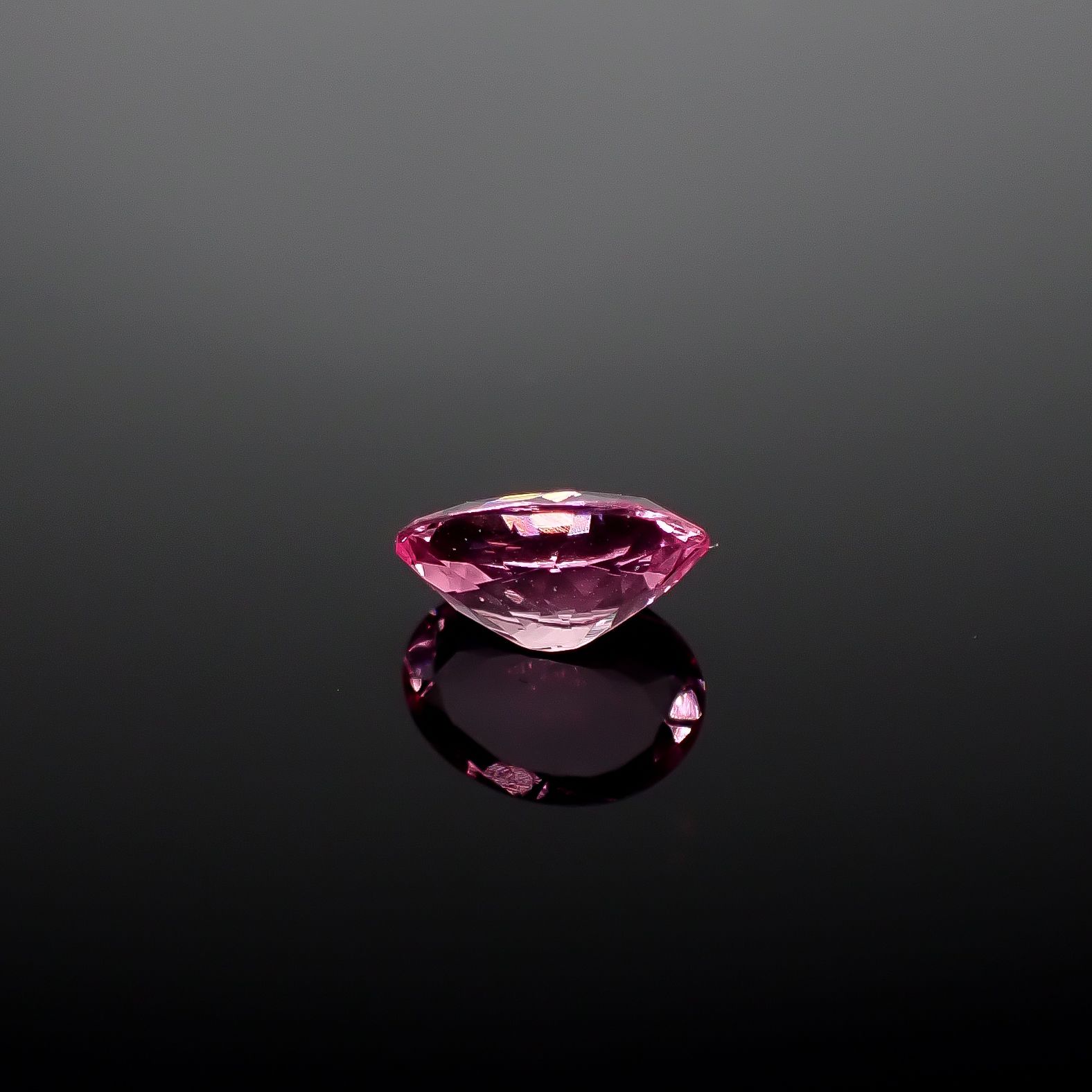 ピンクスピネル(宝石名ピンク・スピネル)ビルマ/マダガスカル産 0.850ct ソ付(彩珠)[250730809]7.1x5.3mm前後