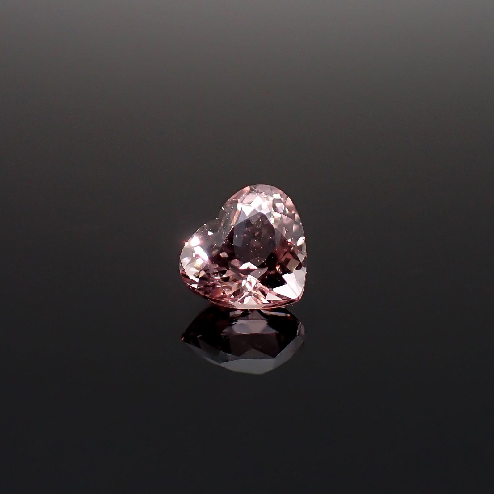 モルガナイト ブラジル産 0.79ct / 5.5x6.3mm前後 [260632307]