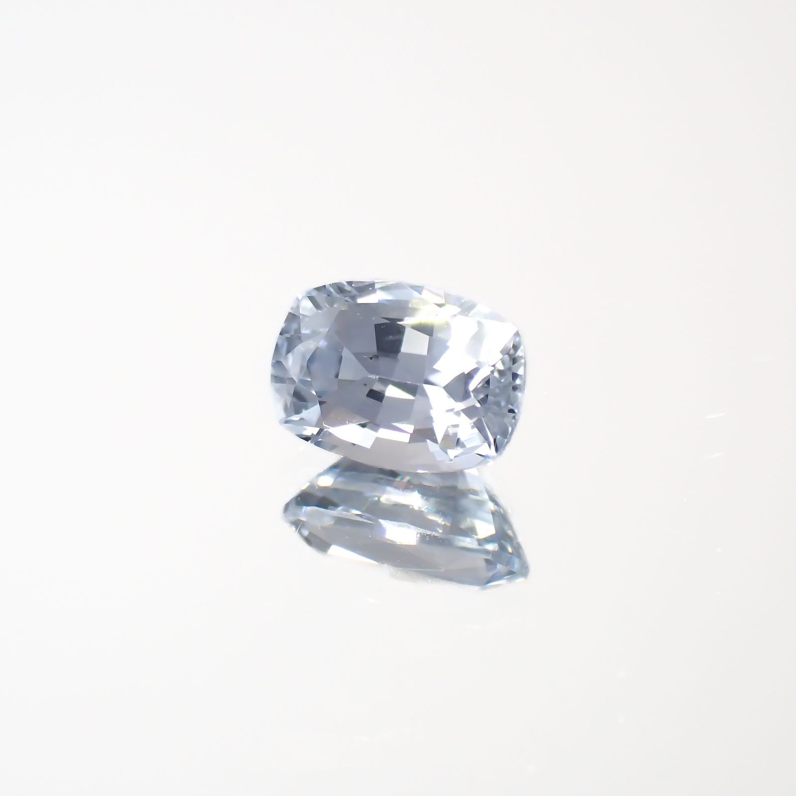 アイスブルーサファイア(宝石名サファイア)スリランカ/マダガスカル産 0.54ct 識別済[220918076]5.4x3.7mm前後