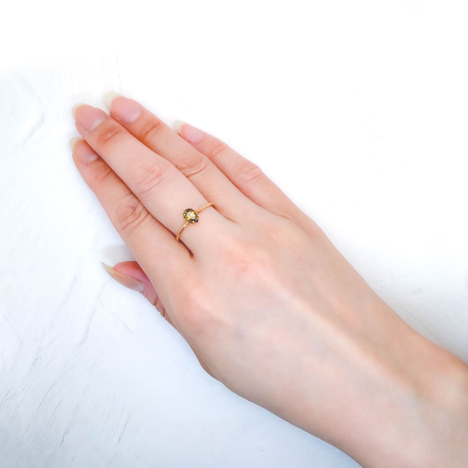 カラーチェンジスフェーン パキスタン産 0.55ct / 6.1x4.2mm前後 [260632442]
