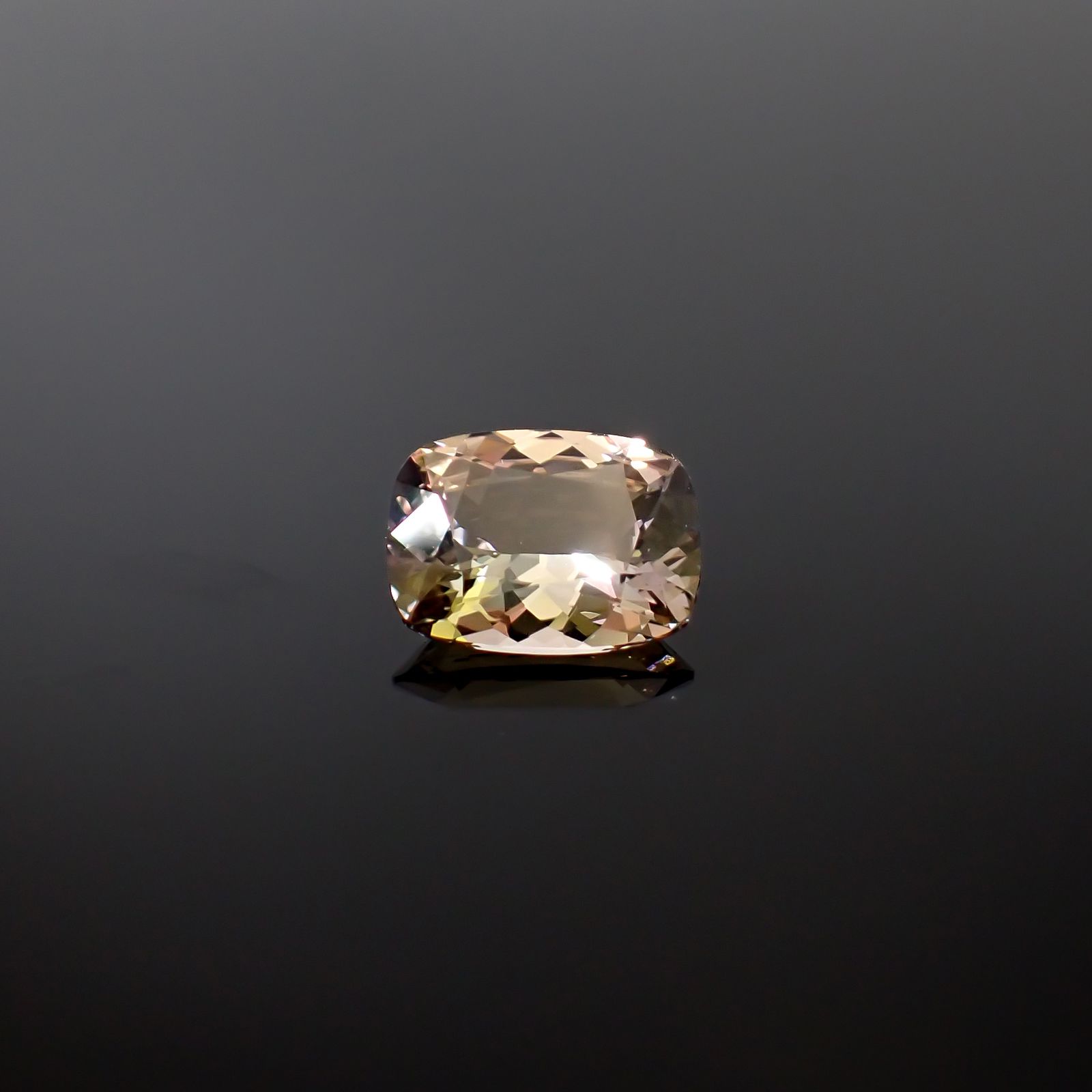 マジカルゾイサイト 非加熱(宝石名ゾイサイト)タンザニア産 ソ付(彩珠) 5.797ct / 13.4x10mm前後 [260632492]