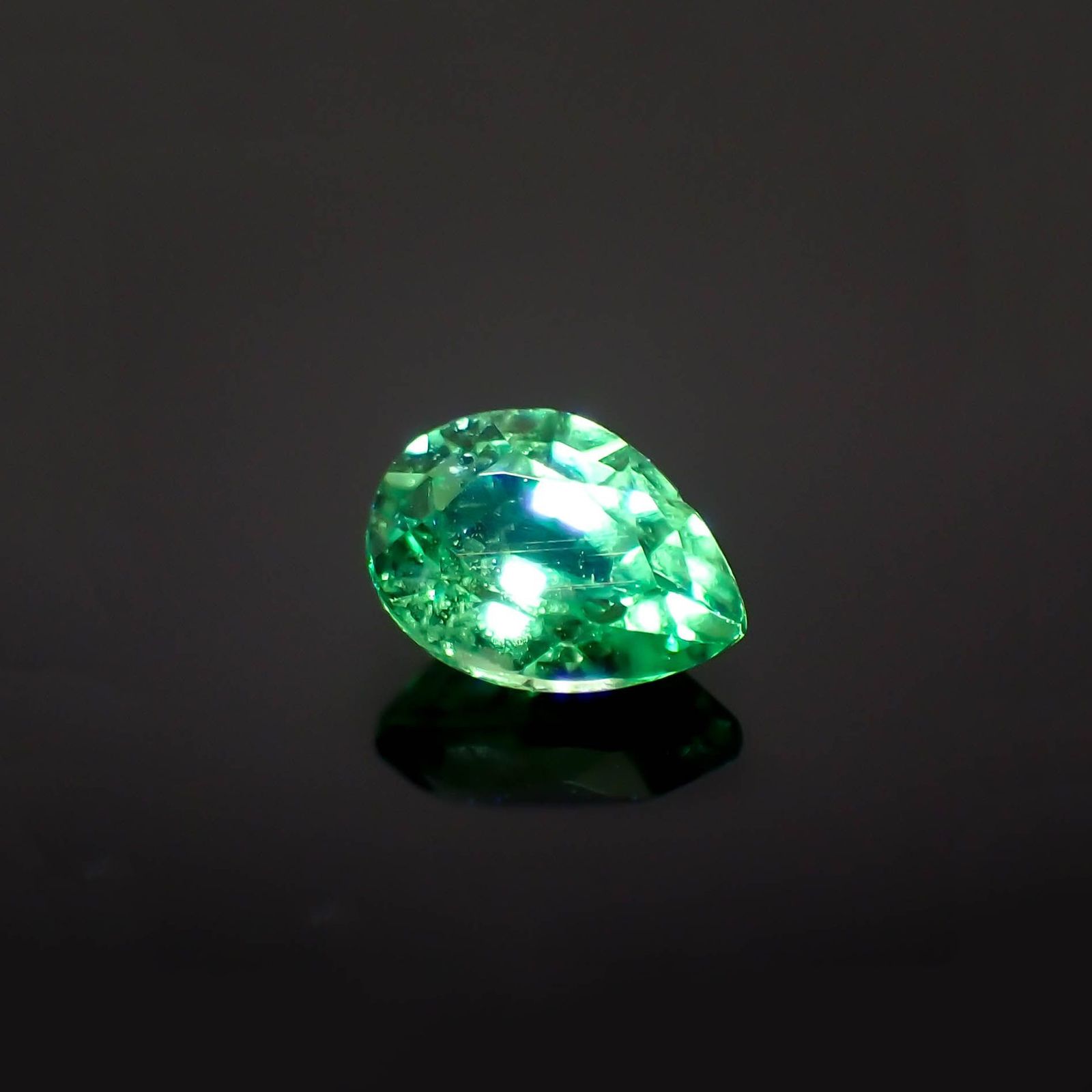 ミントガーネット(宝石名グリーン グロッシュラー・ガーネット)タンザニア産 識別済 0.24ct / 4.5x3.2mm前後 [260219976]