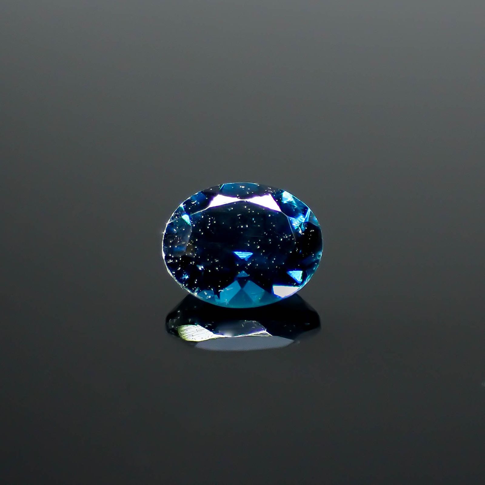 インディゴライト ブラジル産 0.37ct / 5.2x4.1mm前後 [250931100]