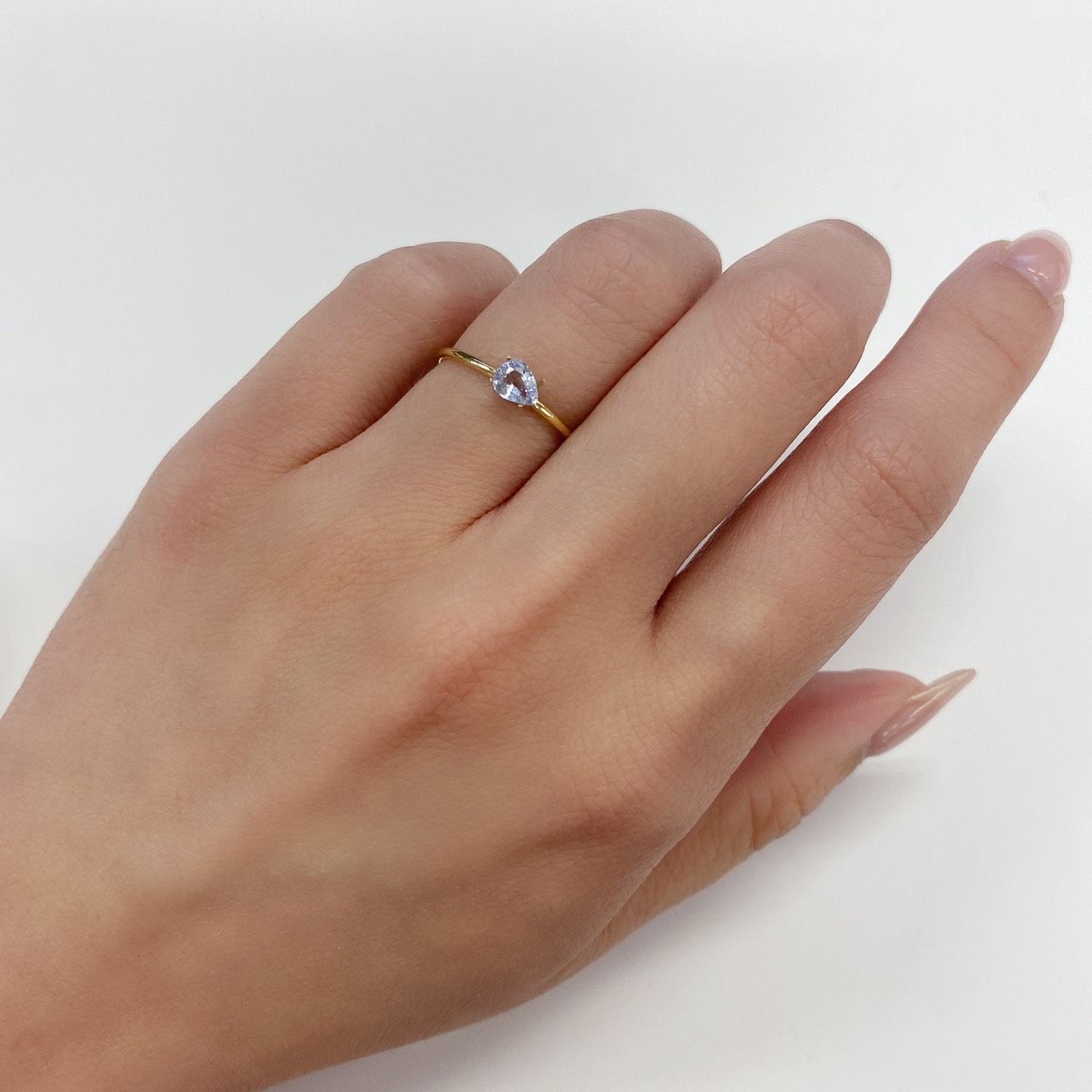 アイスブルーサファイア スリランカ・マダガスカル産 ルース 0.38ct[210611162]5.1×4mm前後