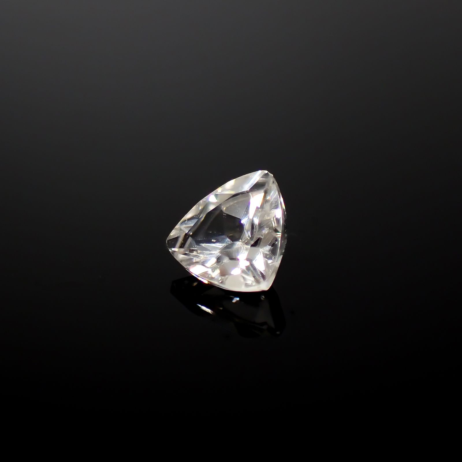 カラーレスジルコン(宝石名ジルコン)スリランカ/カンボジア産 0.95ct 識別済[240928897]5.7x5.8mm前後