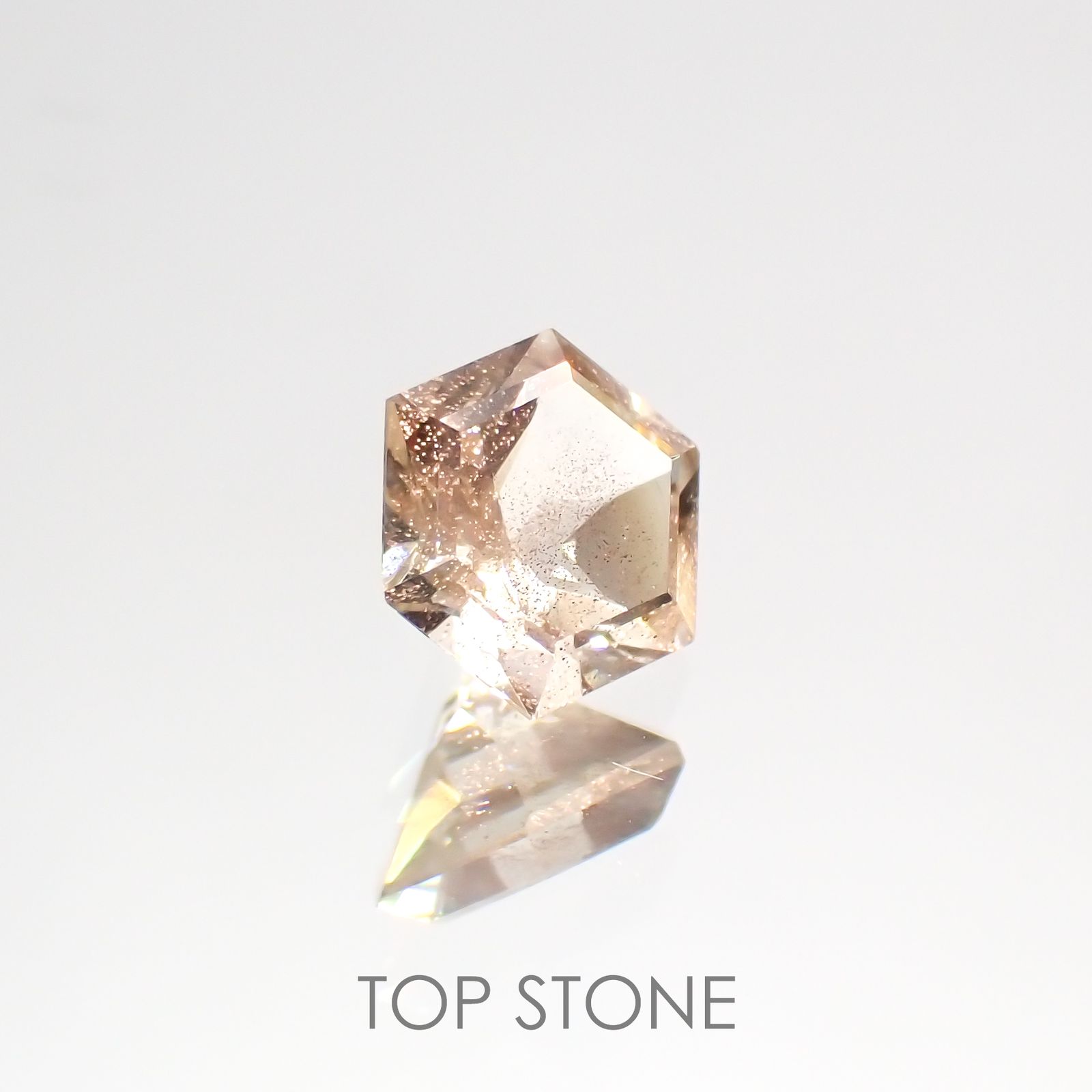 ◇ヘキサゴンカット◇オレゴンサンストーンSA(宝石名ラブラドライト) アメリカ・オレゴン州産 0.47ct 識別済[21019533]5×5mm前後