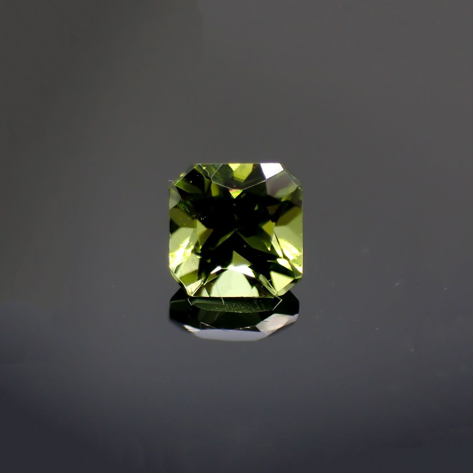 ペリドット(宝石名ペリドット) パキスタン産 識別済 0.75ct / 5x5mm前後 [260713490]