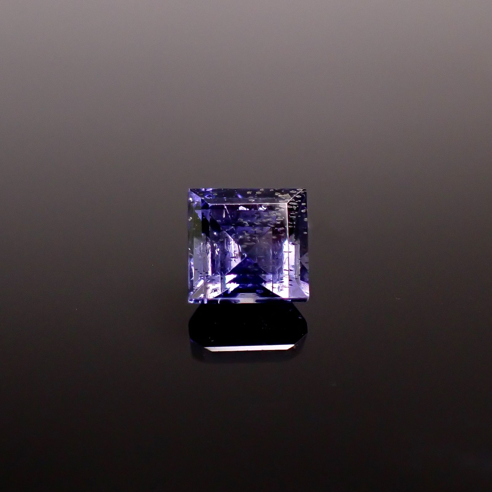 アイオライトサンストーン インド/ブラジル産 1.11ct / 5.9x5.8mm前後 [260231665]