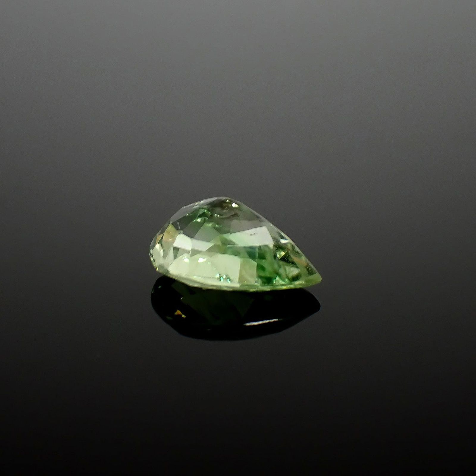ミントガーネット(宝石名ガーネット)タンザニア産 識別済 2.03ct / 9.7x6.8mm前後 [260832722]