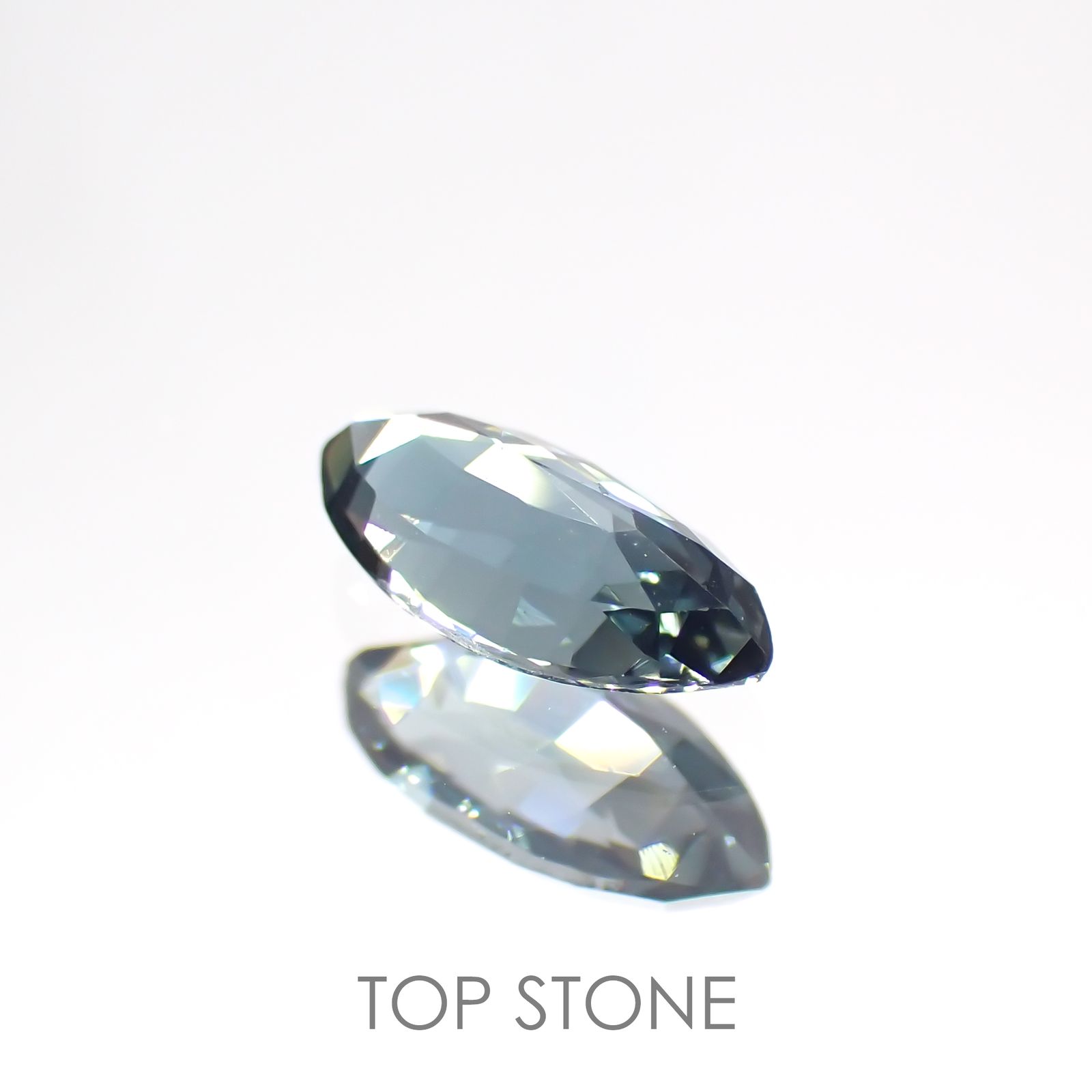 サファリン(宝石名ブルー・サフィリン) スリランカ産 0.414ct ソ付(彩珠)[20106501]6.9×3.4mm前後