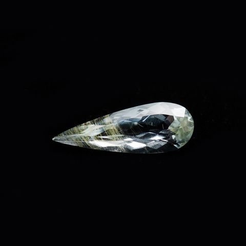 レインボーニードルインブルートパーズ（チューブインブルートパーズ） ブラジル・ミナスジェライス州産 9.15ct[240125509]24.1x8.5mm前後