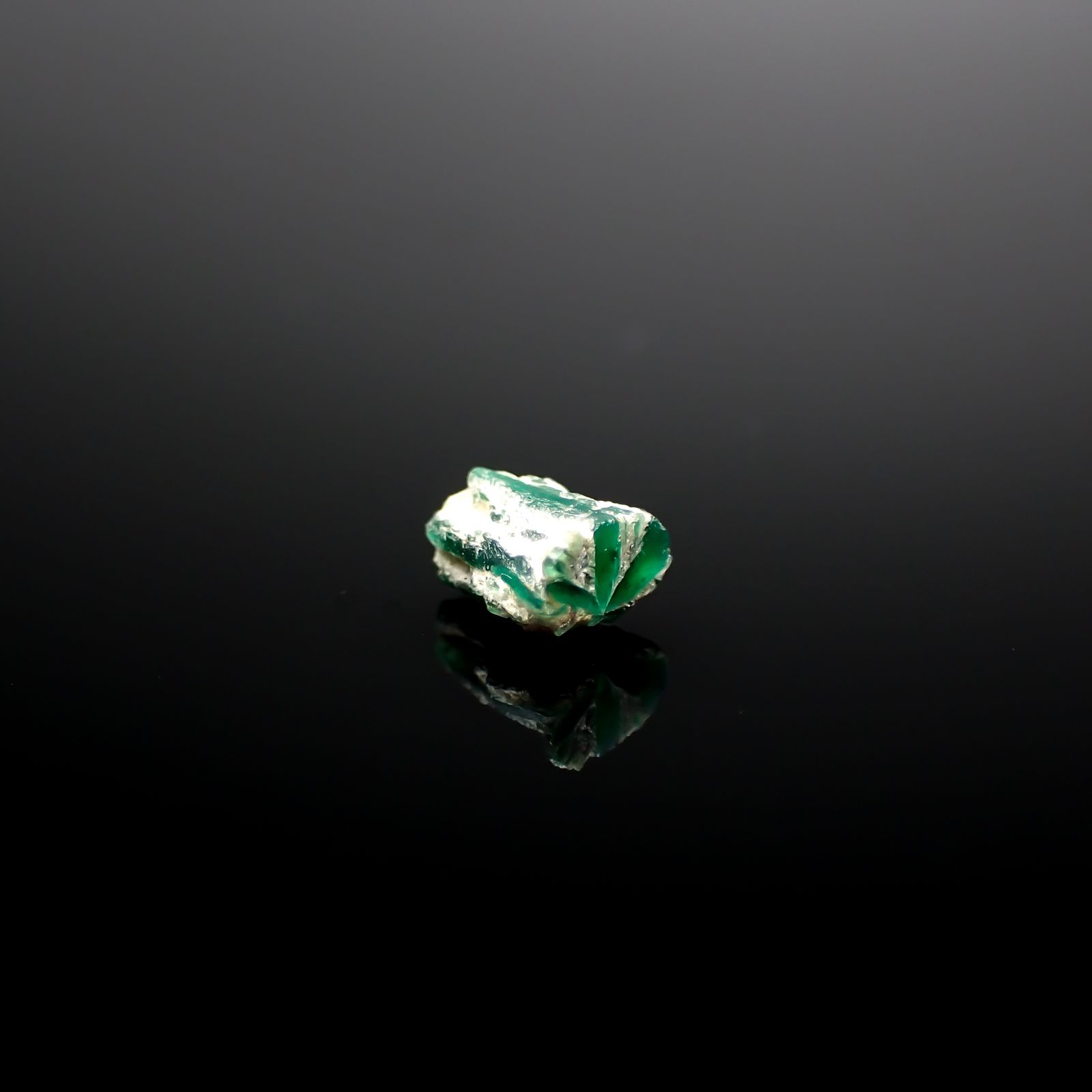 逆トラピッチェエメラルド 原石 コロンビア産 0.73ct[240627844]5x3.5mm前後