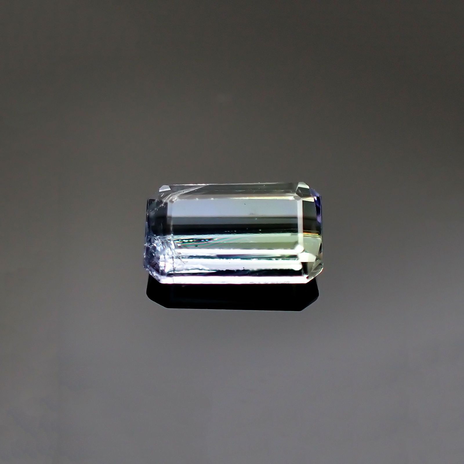 バイカラータンザナイト(宝石名バイカラー・ゾイサイト) タンザニア産 ソ付(彩珠) 0.858ct / 7.3x4.3mm前後 [210610943]