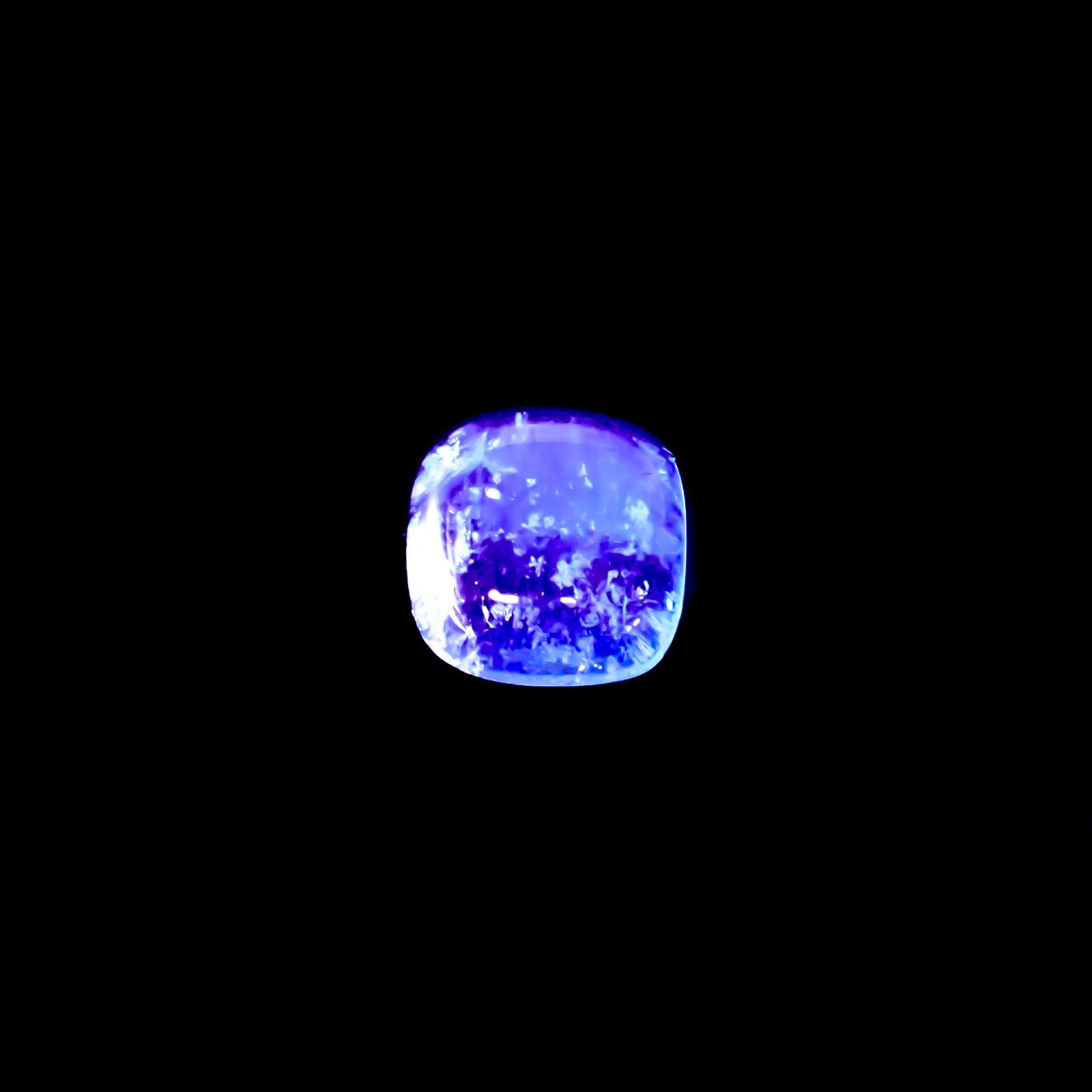フローライト フルオレッセンス イギリス・ロジャリー鉱山産 4.74ct[240527712]9.9x9.7mm前後