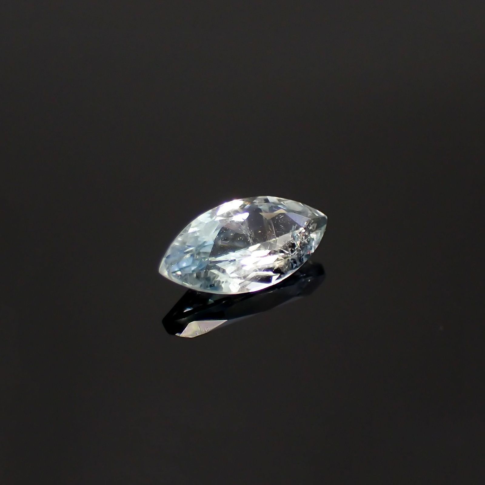 ジェレメジェバイト(宝石名エレメジェバイト)ナミビア産 識別済 0.39ct / 7.3x3.6mm前後 [220616314]