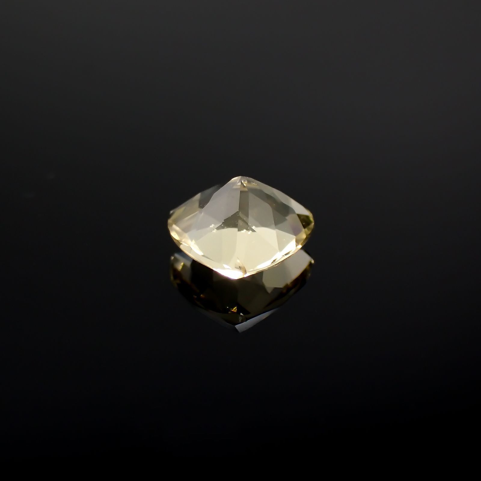 イエロースキャポライト(宝石名イエロー・スキャポライト)タンザニア産 識別済 0.67ct / 5.8x6.1mm前後 [220918029]