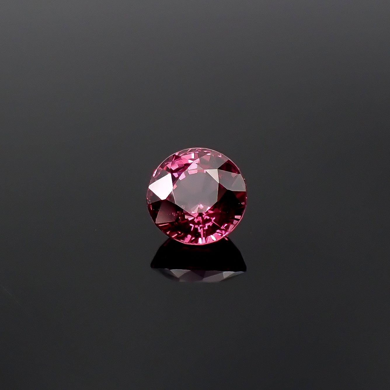 ロードライトガーネット(宝石名ロードライト・ガーネット)ブラジル産 識別済 0.75ct / 5.2x5.2mm前後 [251231415]