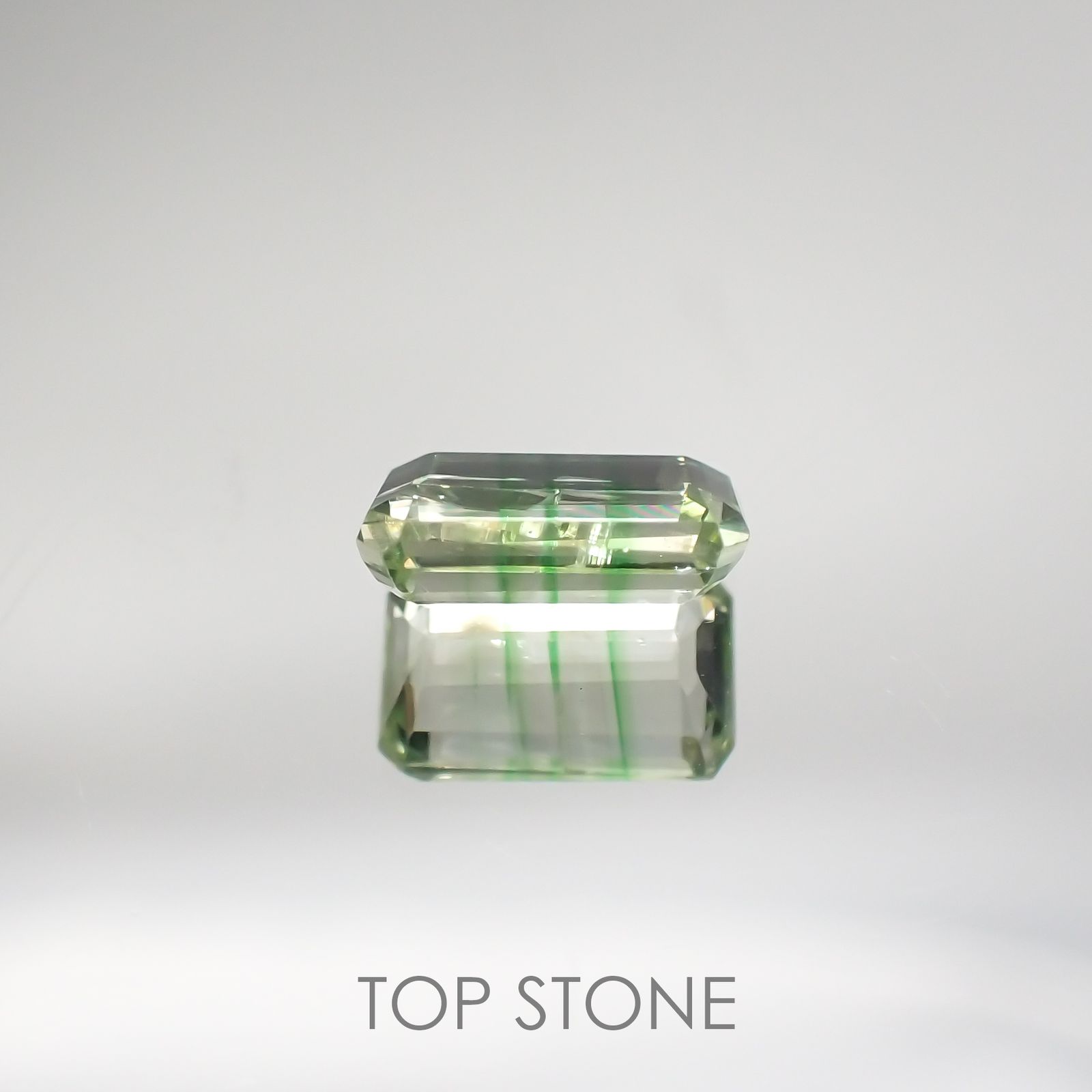 バイカラーツァボライト(宝石名グリーン グロッシュラー・ガーネット) タンザニア産 0.94ct 識別済[210711569]7×4.4mm前後