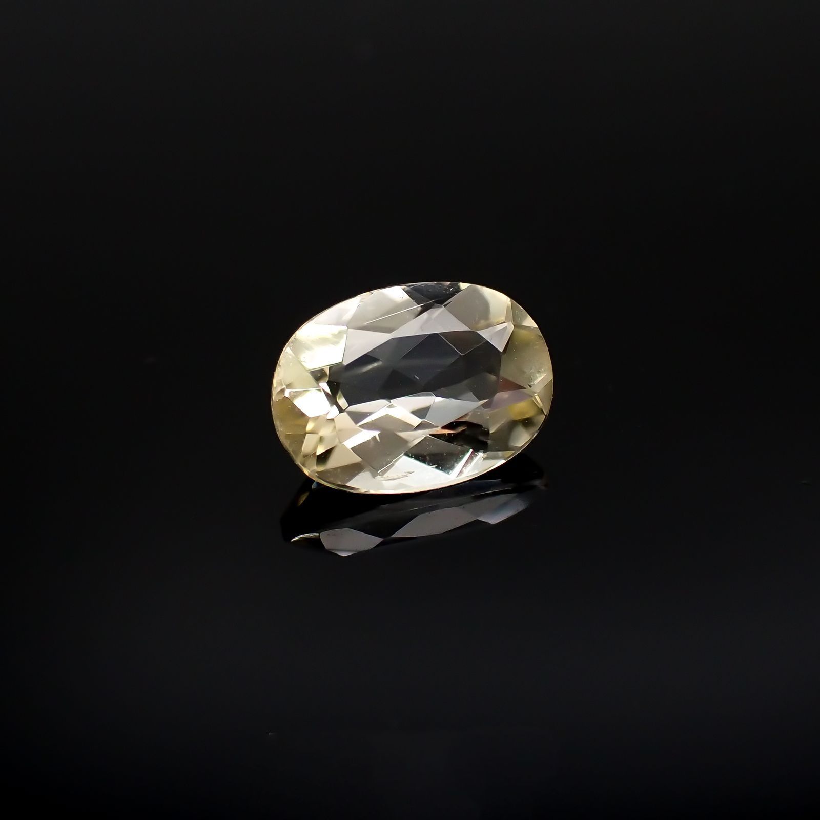 イエロースキャポライト(宝石名イエロー・スキャポライト)ブラジル・ミナスジェライス州産 識別済 1.01ct / 7.9x5.7mm前後 [251118018]