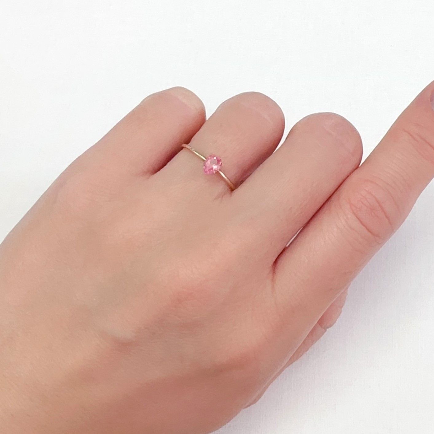 ペツォッタイト(ラズベリル)(宝石名ペツォッタイト)マダガスカル産 0.370ct ソ付(彩珠)[240226153]5.1x3.9mm前後