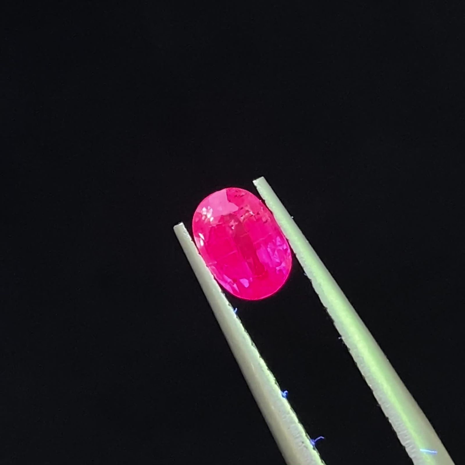パープルサファイア パキスタン・カシミール産 0.56ct / 5.7x3.9mm前後